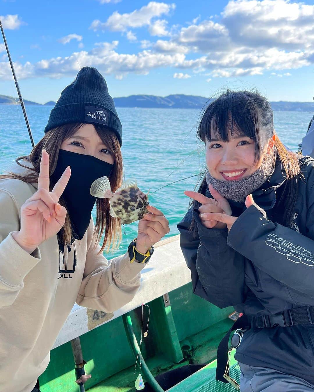 そらなさゆりさんのインスタグラム写真 - (そらなさゆりInstagram)「⁡ ⁡ ⁡ ⁡ 今年もやってきました！ 関東関西、同日開催！ 第9回女性だけのカワハギフェスタ✨ （関西は2回目） ⁡ 私は関西のMCを担当させて頂きました😊 ⁡ 昨年より募集人数も増え、計53名の方にご参加頂きました。ウエアが色とりどりで開会式から華やかです✨ ⁡ ⁡ A船とB船に分かれ、私はB船に乗船(^^) ⁡ ⁡ ワッペンサイズが賑わせてくれ、その中からお刺身サイズもいい感じに混ざりました😊 アタリも多く、特大サイズも出て大盛り上がりの大会となりました(^^) ⁡ ⁡ それにしてもみなさん本当にお上手！👏 手作りの仕掛けだったり、餌のアサリをいい感じに何かしらの液体で漬けて持参していたり！ つりジェンヌアンバサダーのゲストアングラーとして行きましたが、私が習いたいくらい笑 ⁡ ⁡ 3匹の総重量で競い合いましたが、そんな中で入賞されのは船釣り自体初めてというお客様！ 3位の方は初船釣り、レンタルタックル。 準優勝の方は1ヶ月前が初めてのカワハギ釣り。 優勝の方はご友人に借りた竿。 ⁡ ⁡ というエキスパート顔負けの結果となりました😦 釣りってこんなことがあるから面白いですよね😆 ⁡ ⁡ 『3匹の総重量』 というルールもミソだと思います✨ ⁡ ⁡ 今回の結果は 『カワハギ釣りやったことないし大会とか緊張する、、』という方に大きな勇気を与えたことでしょう！笑 未経験の方もぜひ、来年はご参加くださいませ！ レンタルタックルもありますし、景品も豪華ですよ〜！！ ⁡ ⁡ え、私？ 釣りが生業の人そらなさゆりは、3匹で295gというなんともプリティな数字をたたき出し、54人中51位という素晴らしい功績を残してきましたよ！ みんなに大きいのを釣ってもらうのがお仕事だからね！！！！( • ̀ω•́ )✧そうさ！ （お刺身サイズ釣って肝醤油でたべたかったなぁ...) ⁡ ⁡ ⁡ @三邦丸さん(和歌山県加太) ⁡ ⁡ ⁡ 【タックルデータ】 ロッド:ダイワ メタリアカワハギMHH-175-2 リール:ダイワ 紅牙IC100PL-RM PE:サンライン ボートファンPE 0.8号 仕掛け:ヤマシタ 針5号 エサ:マルキュー くわせ生アサリ ⁡ ⁡ #釣り #fishing #カワハギ #カワハギ釣り #和歌山  #加太 #三邦丸 #つりジェンヌ #女性だけのカワハギ大会 #SUNLINE #daiwa #hapyson #shipsmast #マルキュー」10月22日 17時56分 - sayuri_solana