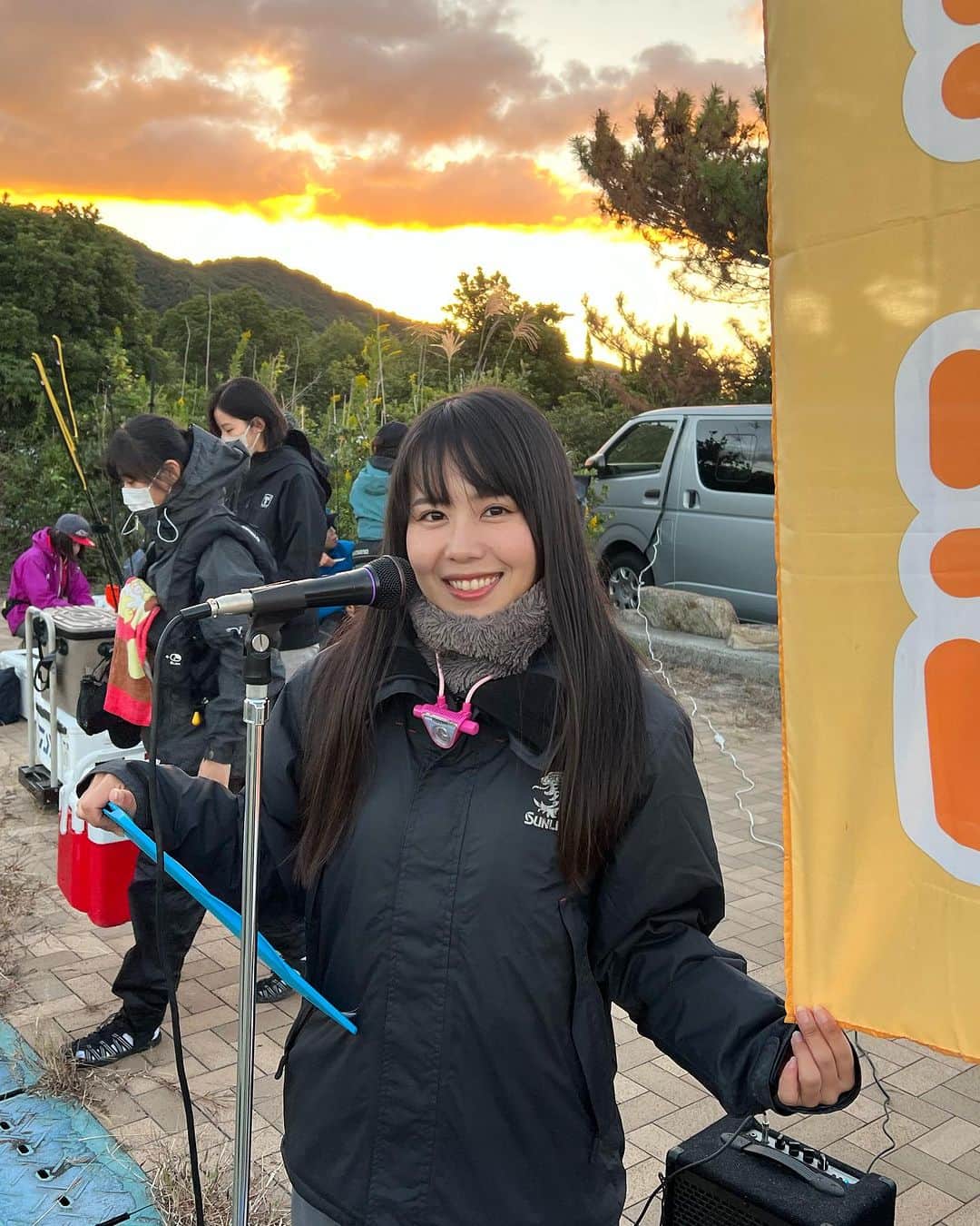 そらなさゆりさんのインスタグラム写真 - (そらなさゆりInstagram)「⁡ ⁡ ⁡ ⁡ 今年もやってきました！ 関東関西、同日開催！ 第9回女性だけのカワハギフェスタ✨ （関西は2回目） ⁡ 私は関西のMCを担当させて頂きました😊 ⁡ 昨年より募集人数も増え、計53名の方にご参加頂きました。ウエアが色とりどりで開会式から華やかです✨ ⁡ ⁡ A船とB船に分かれ、私はB船に乗船(^^) ⁡ ⁡ ワッペンサイズが賑わせてくれ、その中からお刺身サイズもいい感じに混ざりました😊 アタリも多く、特大サイズも出て大盛り上がりの大会となりました(^^) ⁡ ⁡ それにしてもみなさん本当にお上手！👏 手作りの仕掛けだったり、餌のアサリをいい感じに何かしらの液体で漬けて持参していたり！ つりジェンヌアンバサダーのゲストアングラーとして行きましたが、私が習いたいくらい笑 ⁡ ⁡ 3匹の総重量で競い合いましたが、そんな中で入賞されのは船釣り自体初めてというお客様！ 3位の方は初船釣り、レンタルタックル。 準優勝の方は1ヶ月前が初めてのカワハギ釣り。 優勝の方はご友人に借りた竿。 ⁡ ⁡ というエキスパート顔負けの結果となりました😦 釣りってこんなことがあるから面白いですよね😆 ⁡ ⁡ 『3匹の総重量』 というルールもミソだと思います✨ ⁡ ⁡ 今回の結果は 『カワハギ釣りやったことないし大会とか緊張する、、』という方に大きな勇気を与えたことでしょう！笑 未経験の方もぜひ、来年はご参加くださいませ！ レンタルタックルもありますし、景品も豪華ですよ〜！！ ⁡ ⁡ え、私？ 釣りが生業の人そらなさゆりは、3匹で295gというなんともプリティな数字をたたき出し、54人中51位という素晴らしい功績を残してきましたよ！ みんなに大きいのを釣ってもらうのがお仕事だからね！！！！( • ̀ω•́ )✧そうさ！ （お刺身サイズ釣って肝醤油でたべたかったなぁ...) ⁡ ⁡ ⁡ @三邦丸さん(和歌山県加太) ⁡ ⁡ ⁡ 【タックルデータ】 ロッド:ダイワ メタリアカワハギMHH-175-2 リール:ダイワ 紅牙IC100PL-RM PE:サンライン ボートファンPE 0.8号 仕掛け:ヤマシタ 針5号 エサ:マルキュー くわせ生アサリ ⁡ ⁡ #釣り #fishing #カワハギ #カワハギ釣り #和歌山  #加太 #三邦丸 #つりジェンヌ #女性だけのカワハギ大会 #SUNLINE #daiwa #hapyson #shipsmast #マルキュー」10月22日 17時56分 - sayuri_solana