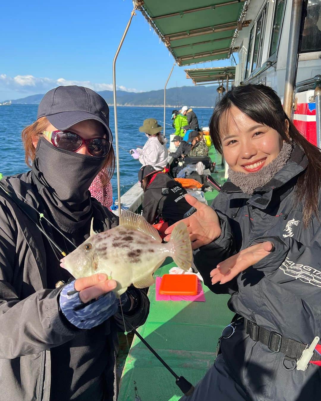 そらなさゆりさんのインスタグラム写真 - (そらなさゆりInstagram)「⁡ ⁡ ⁡ ⁡ 今年もやってきました！ 関東関西、同日開催！ 第9回女性だけのカワハギフェスタ✨ （関西は2回目） ⁡ 私は関西のMCを担当させて頂きました😊 ⁡ 昨年より募集人数も増え、計53名の方にご参加頂きました。ウエアが色とりどりで開会式から華やかです✨ ⁡ ⁡ A船とB船に分かれ、私はB船に乗船(^^) ⁡ ⁡ ワッペンサイズが賑わせてくれ、その中からお刺身サイズもいい感じに混ざりました😊 アタリも多く、特大サイズも出て大盛り上がりの大会となりました(^^) ⁡ ⁡ それにしてもみなさん本当にお上手！👏 手作りの仕掛けだったり、餌のアサリをいい感じに何かしらの液体で漬けて持参していたり！ つりジェンヌアンバサダーのゲストアングラーとして行きましたが、私が習いたいくらい笑 ⁡ ⁡ 3匹の総重量で競い合いましたが、そんな中で入賞されのは船釣り自体初めてというお客様！ 3位の方は初船釣り、レンタルタックル。 準優勝の方は1ヶ月前が初めてのカワハギ釣り。 優勝の方はご友人に借りた竿。 ⁡ ⁡ というエキスパート顔負けの結果となりました😦 釣りってこんなことがあるから面白いですよね😆 ⁡ ⁡ 『3匹の総重量』 というルールもミソだと思います✨ ⁡ ⁡ 今回の結果は 『カワハギ釣りやったことないし大会とか緊張する、、』という方に大きな勇気を与えたことでしょう！笑 未経験の方もぜひ、来年はご参加くださいませ！ レンタルタックルもありますし、景品も豪華ですよ〜！！ ⁡ ⁡ え、私？ 釣りが生業の人そらなさゆりは、3匹で295gというなんともプリティな数字をたたき出し、54人中51位という素晴らしい功績を残してきましたよ！ みんなに大きいのを釣ってもらうのがお仕事だからね！！！！( • ̀ω•́ )✧そうさ！ （お刺身サイズ釣って肝醤油でたべたかったなぁ...) ⁡ ⁡ ⁡ @三邦丸さん(和歌山県加太) ⁡ ⁡ ⁡ 【タックルデータ】 ロッド:ダイワ メタリアカワハギMHH-175-2 リール:ダイワ 紅牙IC100PL-RM PE:サンライン ボートファンPE 0.8号 仕掛け:ヤマシタ 針5号 エサ:マルキュー くわせ生アサリ ⁡ ⁡ #釣り #fishing #カワハギ #カワハギ釣り #和歌山  #加太 #三邦丸 #つりジェンヌ #女性だけのカワハギ大会 #SUNLINE #daiwa #hapyson #shipsmast #マルキュー」10月22日 17時56分 - sayuri_solana