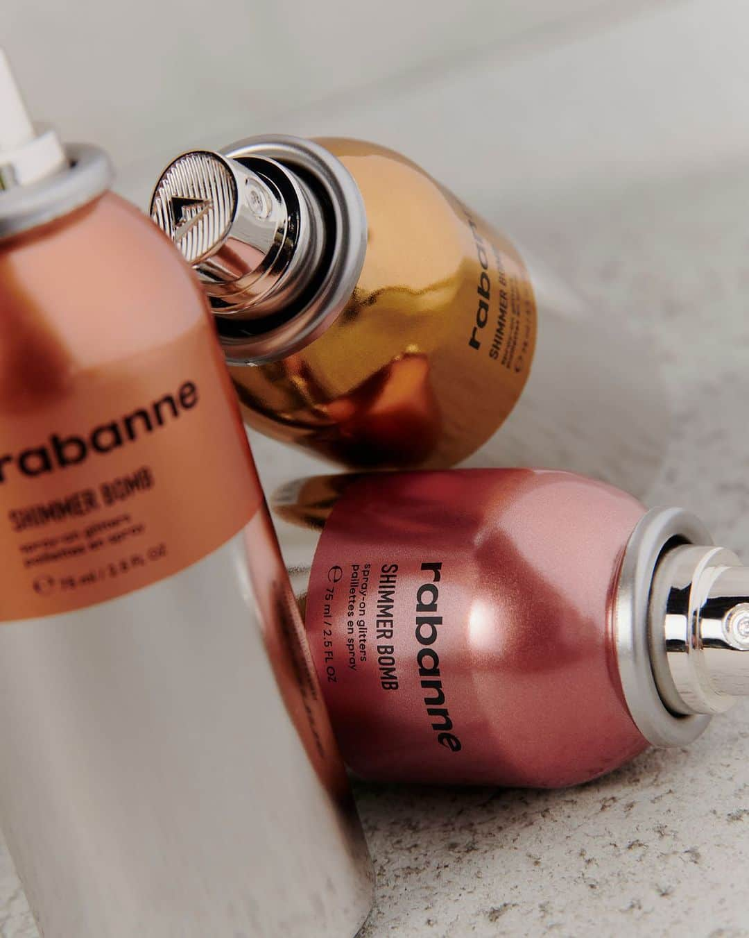 パコラバンヌさんのインスタグラム写真 - (パコラバンヌInstagram)「Unleash your creativity with SHIMMER BOMB.  • Shimmer Bomb in Rose Doré, Bronze Doré and Copper Doré _ #Rabanne #RabanneMakeup」10月22日 17時58分 - rabanne