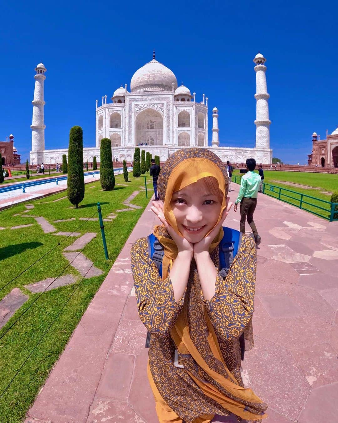 野村舞鈴さんのインスタグラム写真 - (野村舞鈴Instagram)「INDIA🇮🇳Taj Mahal 「♡ひとりの女性が愛されたという概念♡」  ブイログyoutube大公開🎀  #インド #アーグラ #インド旅# タージマハル #インド旅行 #india #indiapictures #TajMahal #agra #vlog」10月22日 17時58分 - marin_murabito