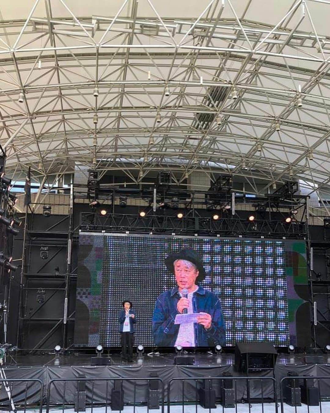 深町健二郎さんのインスタグラム写真 - (深町健二郎Instagram)「The Creators2023とのコラボステージ、福岡音楽都市協議会"OTOJIRO"presents「MV(ミュージックビデオ)の作り方」と題して、YOASOBI、くるり、SEKAI NO OWARIなど様々なMVを手掛ける田向潤さんをお迎えし、「森の木琴」のCMでカンヌで賞を獲ったり、「キングダム」の三次元音響などを担当する清川進也さんをモディレーターに、MVを流しながらトークを展開しました。  大画面と爆音で観るMVは、クオリティの高さや臨場感もあり、まさに短編音楽映画のようでした。  お2人とは年内に、実践レベルのワークショップも予定していますので、MV制作を目指す方は是非今後OTOJIROをチェックしてください！  #田向潤 #清川進也 #TheCreators2023 #福岡音楽都市協議会 #otojiro」10月22日 17時58分 - kenjirofukamachi