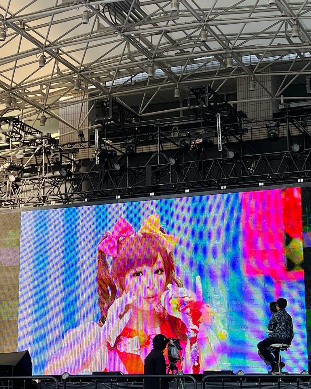 深町健二郎さんのインスタグラム写真 - (深町健二郎Instagram)「The Creators2023とのコラボステージ、福岡音楽都市協議会"OTOJIRO"presents「MV(ミュージックビデオ)の作り方」と題して、YOASOBI、くるり、SEKAI NO OWARIなど様々なMVを手掛ける田向潤さんをお迎えし、「森の木琴」のCMでカンヌで賞を獲ったり、「キングダム」の三次元音響などを担当する清川進也さんをモディレーターに、MVを流しながらトークを展開しました。  大画面と爆音で観るMVは、クオリティの高さや臨場感もあり、まさに短編音楽映画のようでした。  お2人とは年内に、実践レベルのワークショップも予定していますので、MV制作を目指す方は是非今後OTOJIROをチェックしてください！  #田向潤 #清川進也 #TheCreators2023 #福岡音楽都市協議会 #otojiro」10月22日 17時58分 - kenjirofukamachi