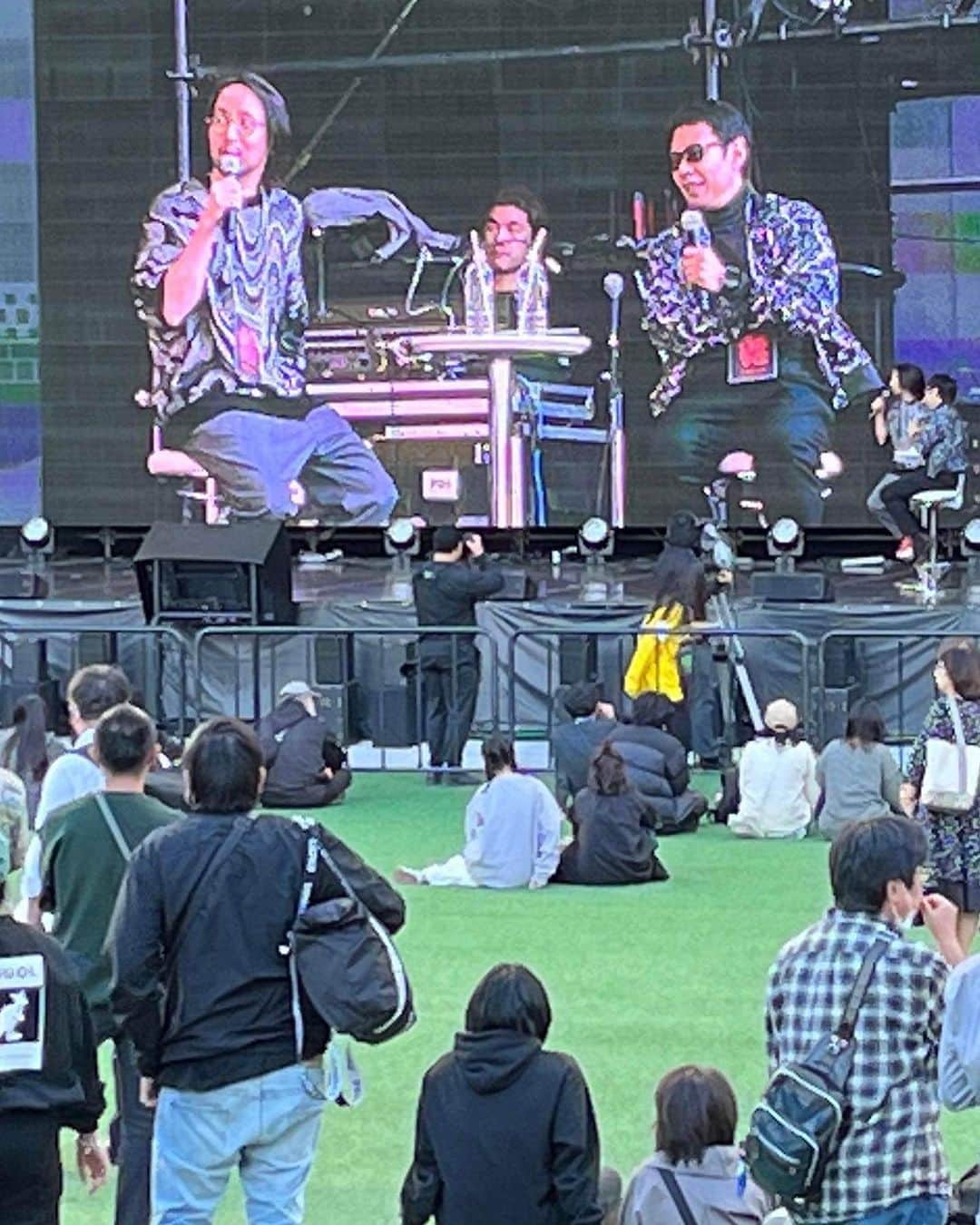 深町健二郎さんのインスタグラム写真 - (深町健二郎Instagram)「The Creators2023とのコラボステージ、福岡音楽都市協議会"OTOJIRO"presents「MV(ミュージックビデオ)の作り方」と題して、YOASOBI、くるり、SEKAI NO OWARIなど様々なMVを手掛ける田向潤さんをお迎えし、「森の木琴」のCMでカンヌで賞を獲ったり、「キングダム」の三次元音響などを担当する清川進也さんをモディレーターに、MVを流しながらトークを展開しました。  大画面と爆音で観るMVは、クオリティの高さや臨場感もあり、まさに短編音楽映画のようでした。  お2人とは年内に、実践レベルのワークショップも予定していますので、MV制作を目指す方は是非今後OTOJIROをチェックしてください！  #田向潤 #清川進也 #TheCreators2023 #福岡音楽都市協議会 #otojiro」10月22日 17時58分 - kenjirofukamachi