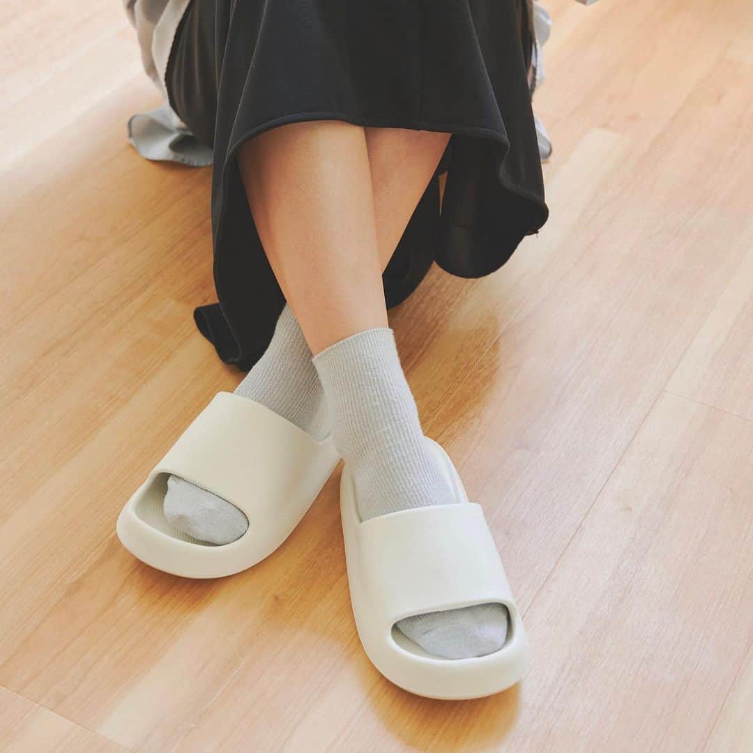 salut!さんのインスタグラム写真 - (salut!Instagram)「｟あとで見返すように保存がおすすめ☁️｠ ･･････  ⁡ ⚪︎ふわふわクッションスリッパ ¥550 ⁡ ･･････ ⁡ 大人気のプチプラスリッパに 新色が仲間入りしました𓂃𓈒𓂂𓏸 ⁡ 名前の通りクッション性があり、 ふわふわの履き心地なので足が疲れにくい仕様に✨ ⁡ 汚れてもさっとふけて 室内はもちろん、サンダルとしても 可愛いシンプルなデザインです◌ ⁡ ─────────── ⁡ 公式通販サイトは @salut_shop トップページURLよりご確認下さいませ𓍯 ⁡ ─────────── 店舗により在庫状況が異なります。 一部店舗の営業時間等が異なる場合がございます。　 予め各館のHP等をお確かめくださいませ。 ご不便をお掛けして申し訳ございませんが予めご了承くださいますようよろしくお願いします。 ────────── #サリュ #salut #一人暮らし #一人暮らしインテリア #スリッパ #室内履き #プチプラ #プチプラ雑貨 #プチプラ小物 #便利アイテム #便利グッズ #リビング #リビングインテリア #お部屋作り #お部屋 #お部屋づくり #お部屋紹介 #お部屋コーディネート #インテリアコーディネート #模様替え #模様替え計画 #ふわふわ #フリーサイズ #再入荷 #人気アイテム #新色 #くすみカラー」10月22日 17時58分 - salut_shop