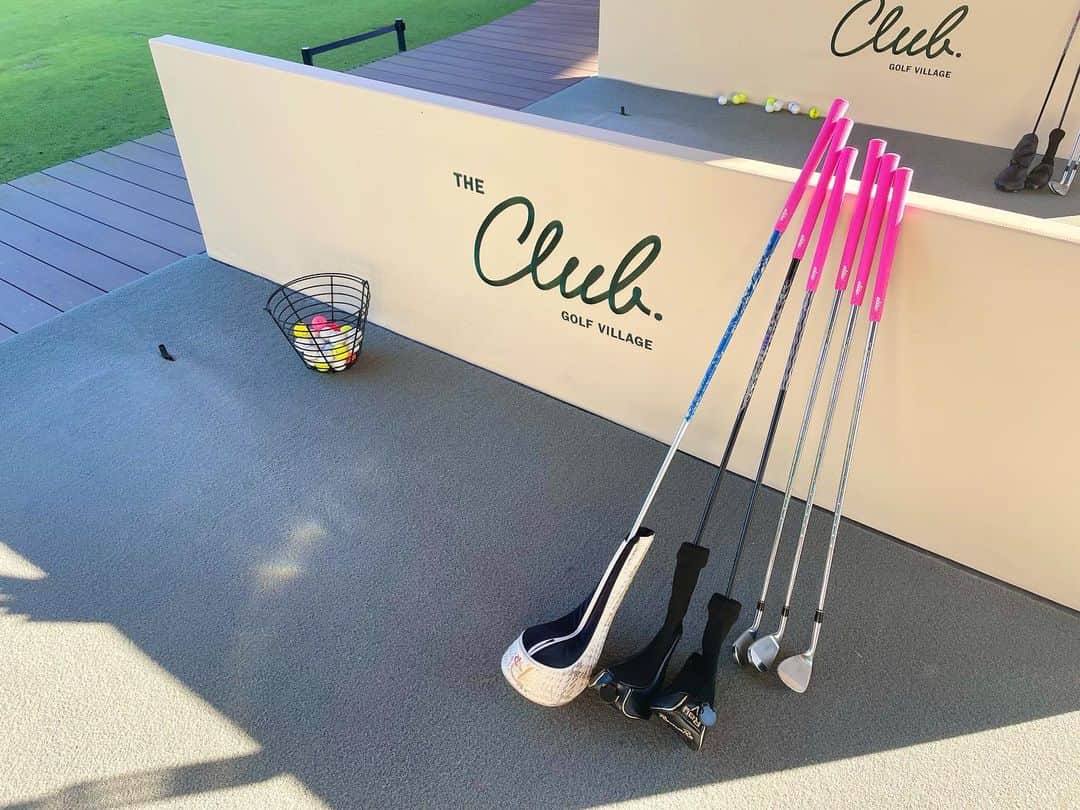 笹原優美さんのインスタグラム写真 - (笹原優美Instagram)「⭐︎ 先日、 【THE CLUB golf village(旧：THE RAYSUM)】へ 行ってきました😊！！ 1泊1ラウンド3食付きのご招待券を頂いたので 贅沢な時間を過ごさせていただきました🙏✨ @the_club_golf_village   施設もサービスもお食事も とっても素敵なゴルフ場でした🥹🤍 写真や動画だけでも その雰囲気が伝わる気がする...！  当日はエアレーションで砂が撒かれていたので グリーンは少し遅めでしたが、それでも9.8フィート💫 アンジュレーションが強くて転がりも良い綺麗なグリーン✨ 10〜11フィートになったらもっと 戦略性が求められそうな面白いコースでした😆！  実は、 私の人生初ラウンドは レーサム時代のこのコース⛳️  初ラウンドの時に 素振りでフェアウェイの芝を擦ったら 風で芝がさらさら〜っと飛んでいって、 「あっ！みんゴルと一緒だ😳‼️」って 感動したことを覚えています笑  レーサムでの初ラウンドのスコアは120でしたが 20年で50打減らすまでに成長できました！笑 歴史を感じる☺️🫶🏻  🫧  大きな目的を持って この1泊2日のラウンドを心待ちにしていました🌸 その目的は、 "目一杯ゴルフを楽しんでみる"ということ😊⛳️  小学5年生の時にゴルフを始めてから 私がやってきたのはずっと競技ゴルフで、 娯楽としてのゴルフの楽しさを知りませんでした😌  今回せっかくの機会を頂いたので、 趣味としてゴルフを楽しんでみよう！ 1泊2日のゴルフ旅行を楽しもう！という気持ちで 初めてプレーしてみました✨  素敵なコースで ゴルフを純粋に楽しめたことが とても大きな経験になりました😌🍀  この気持ちでゴルフをすることで、 選手として一皮剥けられるんじゃないかと思っています！ これからの自分のゴルフが楽しみです🫶🏻  まずはこれからのオフシーズン❄️ ゴルフを楽しむことを一番に考えて 過ごしてみようと思います😊✨✨ ☁️ ☁️ #theclubgolfvillage#theraysum#レーサムゴルフ  #ゴルフ#golf#高尔夫#高爾夫#ゴルフ場 #ゴルフ大好き#ゴルフ上手くなりたい #ゴルフ男子#ゴルフ女子#ゴルフ好きな人と繋がりたい  #ゴルフ旅行#ゴルフ場の景色」10月22日 17時58分 - yumi_sasahara_official