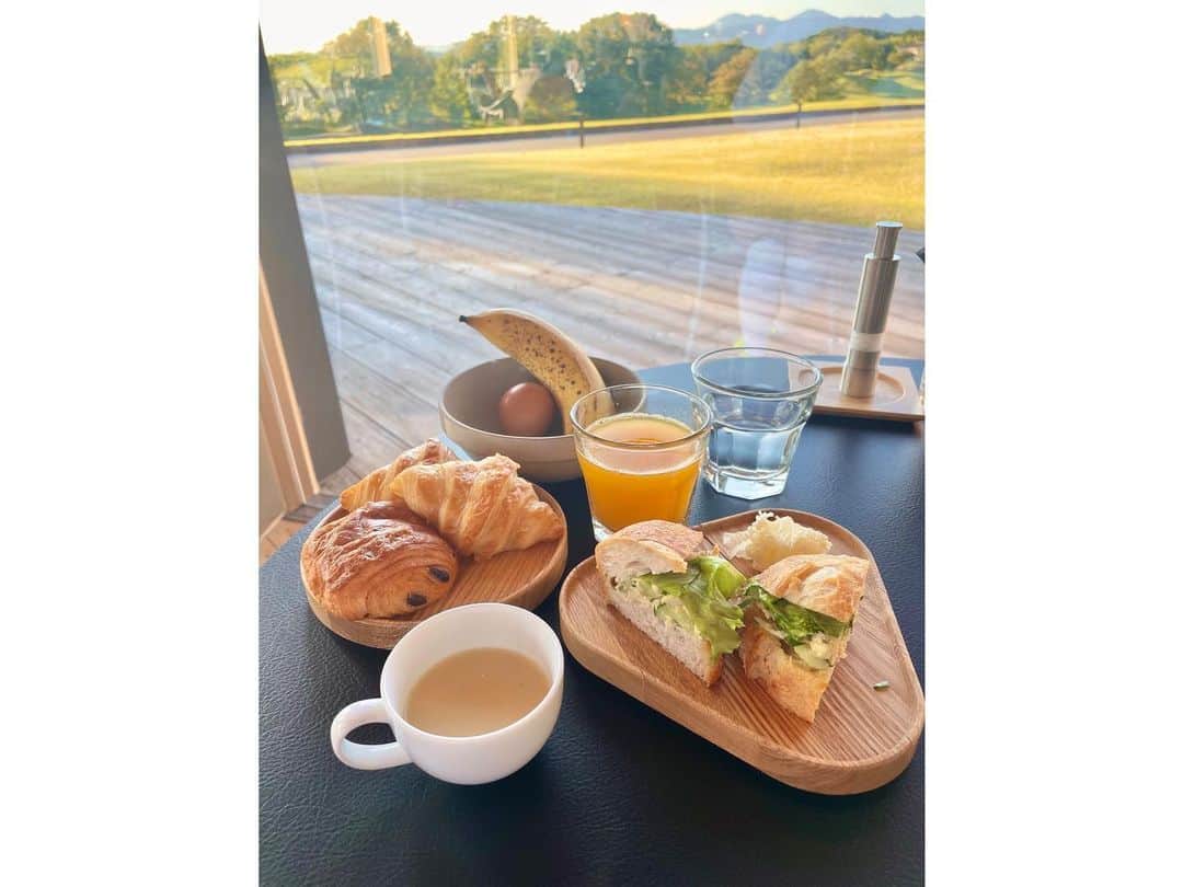 笹原優美さんのインスタグラム写真 - (笹原優美Instagram)「⭐︎ 先日、 【THE CLUB golf village(旧：THE RAYSUM)】へ 行ってきました😊！！ 1泊1ラウンド3食付きのご招待券を頂いたので 贅沢な時間を過ごさせていただきました🙏✨ @the_club_golf_village   施設もサービスもお食事も とっても素敵なゴルフ場でした🥹🤍 写真や動画だけでも その雰囲気が伝わる気がする...！  当日はエアレーションで砂が撒かれていたので グリーンは少し遅めでしたが、それでも9.8フィート💫 アンジュレーションが強くて転がりも良い綺麗なグリーン✨ 10〜11フィートになったらもっと 戦略性が求められそうな面白いコースでした😆！  実は、 私の人生初ラウンドは レーサム時代のこのコース⛳️  初ラウンドの時に 素振りでフェアウェイの芝を擦ったら 風で芝がさらさら〜っと飛んでいって、 「あっ！みんゴルと一緒だ😳‼️」って 感動したことを覚えています笑  レーサムでの初ラウンドのスコアは120でしたが 20年で50打減らすまでに成長できました！笑 歴史を感じる☺️🫶🏻  🫧  大きな目的を持って この1泊2日のラウンドを心待ちにしていました🌸 その目的は、 "目一杯ゴルフを楽しんでみる"ということ😊⛳️  小学5年生の時にゴルフを始めてから 私がやってきたのはずっと競技ゴルフで、 娯楽としてのゴルフの楽しさを知りませんでした😌  今回せっかくの機会を頂いたので、 趣味としてゴルフを楽しんでみよう！ 1泊2日のゴルフ旅行を楽しもう！という気持ちで 初めてプレーしてみました✨  素敵なコースで ゴルフを純粋に楽しめたことが とても大きな経験になりました😌🍀  この気持ちでゴルフをすることで、 選手として一皮剥けられるんじゃないかと思っています！ これからの自分のゴルフが楽しみです🫶🏻  まずはこれからのオフシーズン❄️ ゴルフを楽しむことを一番に考えて 過ごしてみようと思います😊✨✨ ☁️ ☁️ #theclubgolfvillage#theraysum#レーサムゴルフ  #ゴルフ#golf#高尔夫#高爾夫#ゴルフ場 #ゴルフ大好き#ゴルフ上手くなりたい #ゴルフ男子#ゴルフ女子#ゴルフ好きな人と繋がりたい  #ゴルフ旅行#ゴルフ場の景色」10月22日 17時58分 - yumi_sasahara_official