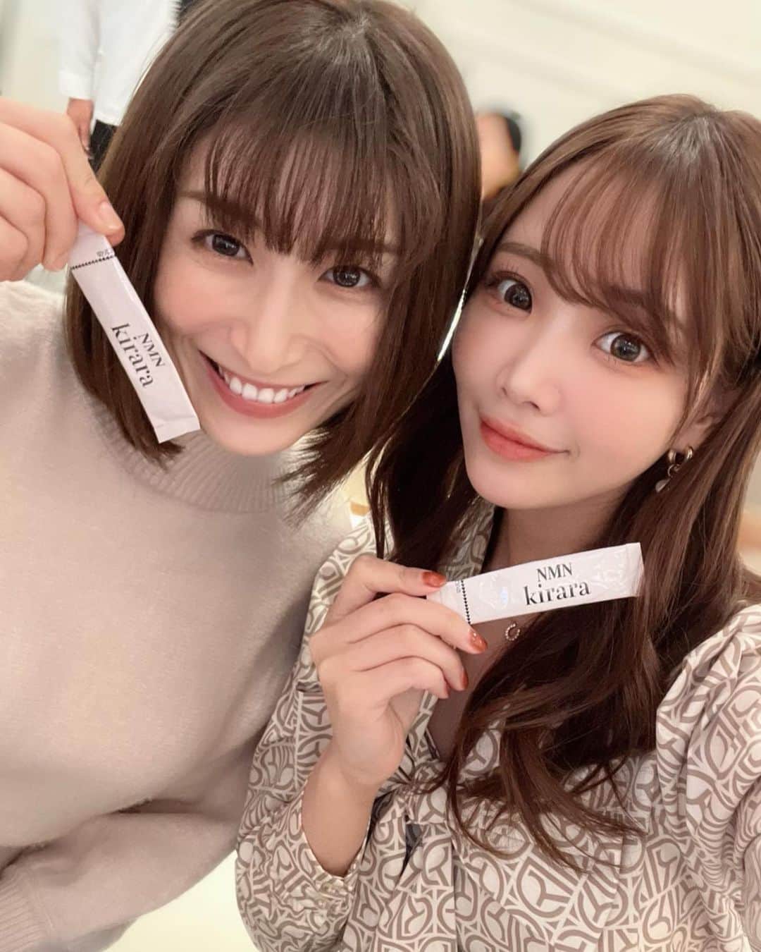 おかもとまりさんのインスタグラム写真 - (おかもとまりInstagram)「@itomisuzu_ ちゃんと一緒に、令和の虎で志願された @shimadashacho さんが作った #NMNkirara の発表会に行ってきたよ♡NMNって今1番注目している成分なの！！  すごくこだわった高品質で、これからNMNサプリ飲みたい人におすすめだよ！是非「NMNkirara」で検索してみてね♡  終わってから、 @tomohappy111 社長と一緒に、 @atsukookutani 社長の誕生日会に行ったよ🥰  南原社長や、 @nanae.karasawa さんもいて嬉しかった！！ #オムサコライス　(11月渋谷スペイン坂オープン)も美味しかったよ🤤♡  @draco.i くんとも仲良くなれて嬉しかった！激辛食べたいな🤤 @konkonwanwan ハーマイオニーちゃんとも久々にお話できて嬉しかった☺️ わたしのスマホに2shotなかったのだけど @dolly_nail2006 たんもありがとね♡」10月22日 17時58分 - okamotomari1213