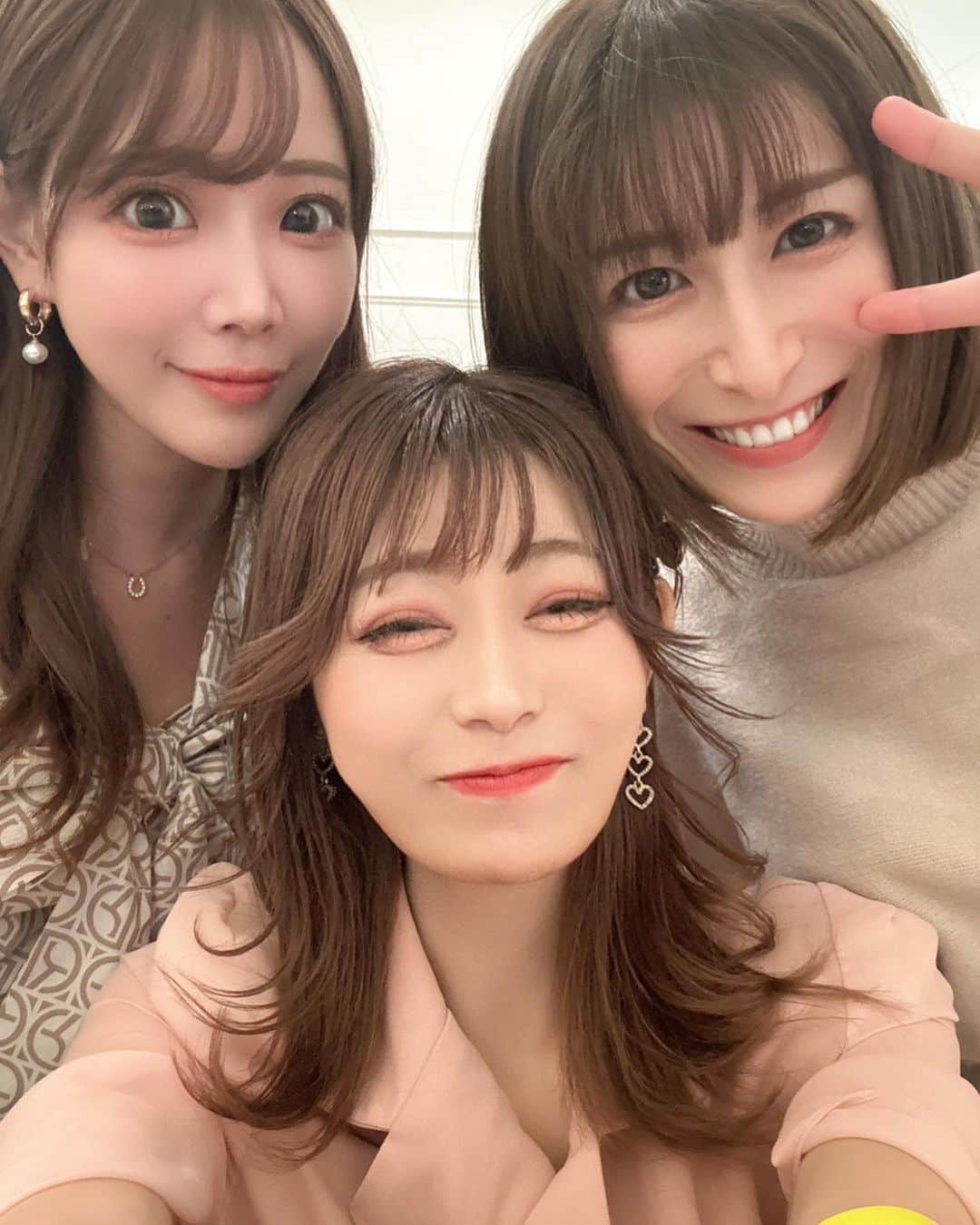 おかもとまりさんのインスタグラム写真 - (おかもとまりInstagram)「@itomisuzu_ ちゃんと一緒に、令和の虎で志願された @shimadashacho さんが作った #NMNkirara の発表会に行ってきたよ♡NMNって今1番注目している成分なの！！  すごくこだわった高品質で、これからNMNサプリ飲みたい人におすすめだよ！是非「NMNkirara」で検索してみてね♡  終わってから、 @tomohappy111 社長と一緒に、 @atsukookutani 社長の誕生日会に行ったよ🥰  南原社長や、 @nanae.karasawa さんもいて嬉しかった！！ #オムサコライス　(11月渋谷スペイン坂オープン)も美味しかったよ🤤♡  @draco.i くんとも仲良くなれて嬉しかった！激辛食べたいな🤤 @konkonwanwan ハーマイオニーちゃんとも久々にお話できて嬉しかった☺️ わたしのスマホに2shotなかったのだけど @dolly_nail2006 たんもありがとね♡」10月22日 17時58分 - okamotomari1213