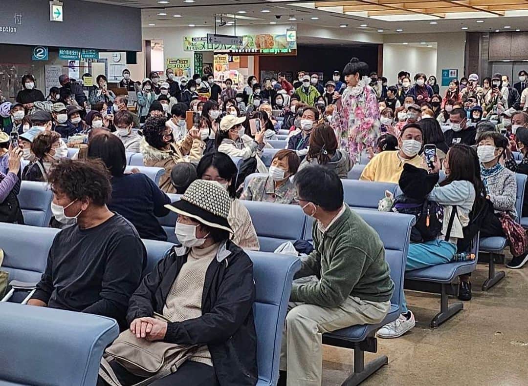 みかんさんのインスタグラム写真 - (みかんInstagram)「なんと‼️なんと‼️本日、長野県のあづみ病院の病院祭＆農業祭に出演させて頂いたのですが、まさかステージが受付ロビーにしっかりセッティングされておりました👏 本格的なステージで医療スタッフさんで作られたそうで とても感動しました🥹 18年芸人やってきて院内でのパフォーマンスは初めてでしたが、みなさん温かくてこちらが元気をもらいました❤️‍🔥 久々にナースのお仕事のものまねもやったわよ😆 これレアなの😏 一番初めに出来た喋りモノマネ😆😆😆 今度、時間あれば動画撮って載せてみます🍊 最近、長野県にはよく伺いますが、本当いつもマイナスイオンを貰い癒されます🩷 今日は弾丸だったけど次はゆっ〜くりしたいな✨ 在来線楽しかった🚃 スイッチバックって言葉みんな知ってる？ 一旦、通り過ぎてまた元に戻るんだって🤔 行き過ぎてバックしてるのかと思いました😆 お勉強になりました✨ やっぱ地方は楽しい😃  #長野 #あづみ病院 #病院祭 #ステージがまさかの受付ロビー #スイッチバック」10月22日 17時59分 - mikan02241984
