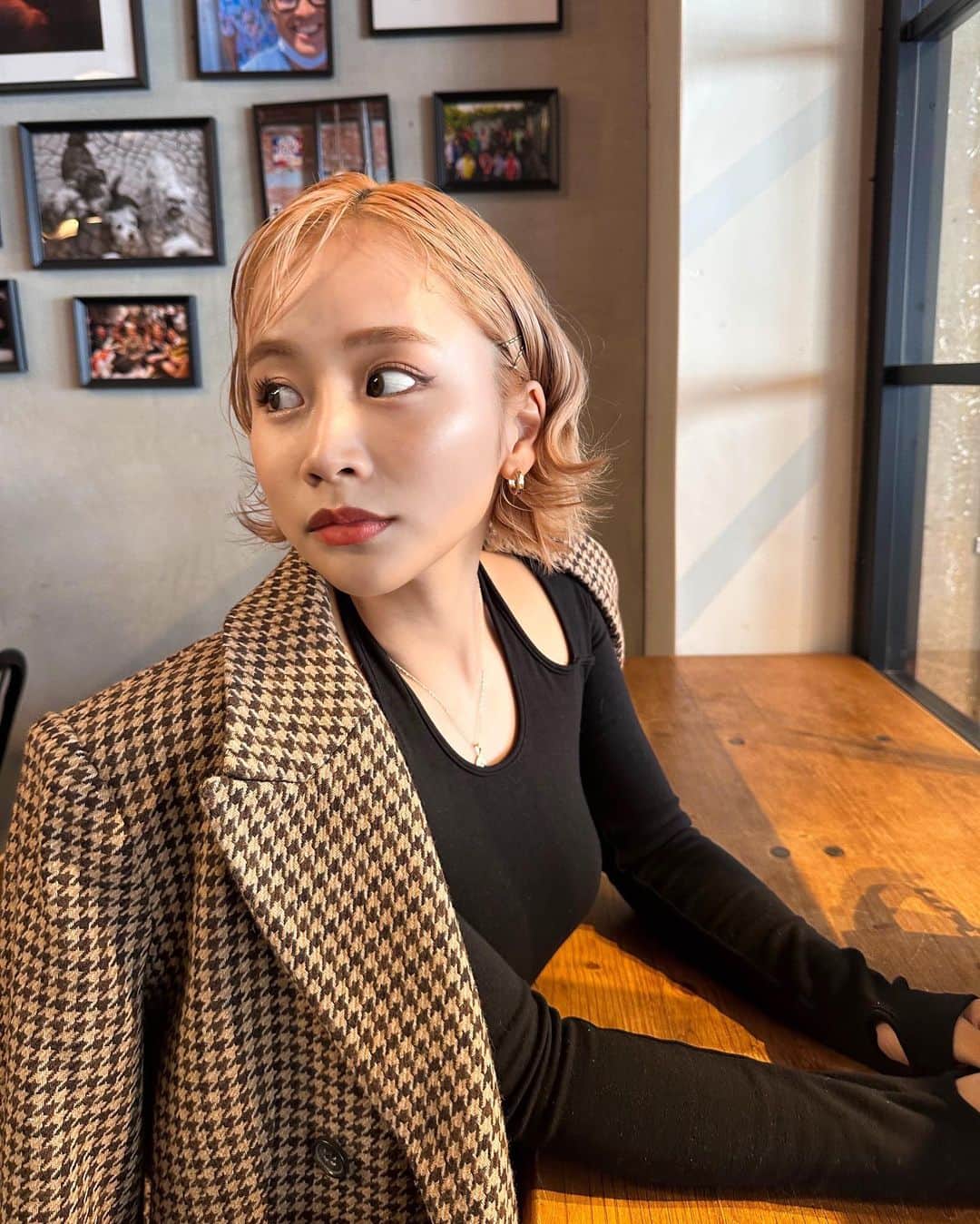 田辺莉咲子のインスタグラム：「Recently me 1:Today 2:NARS holiday collection party 3: Matinkim Japan alone popup  4:Dr.Martin popup party 5:Shooting off-shot  #nars #コスメ　#クリスマスコフレ　#drmartens #matinkim #holidaycollection #holiday」