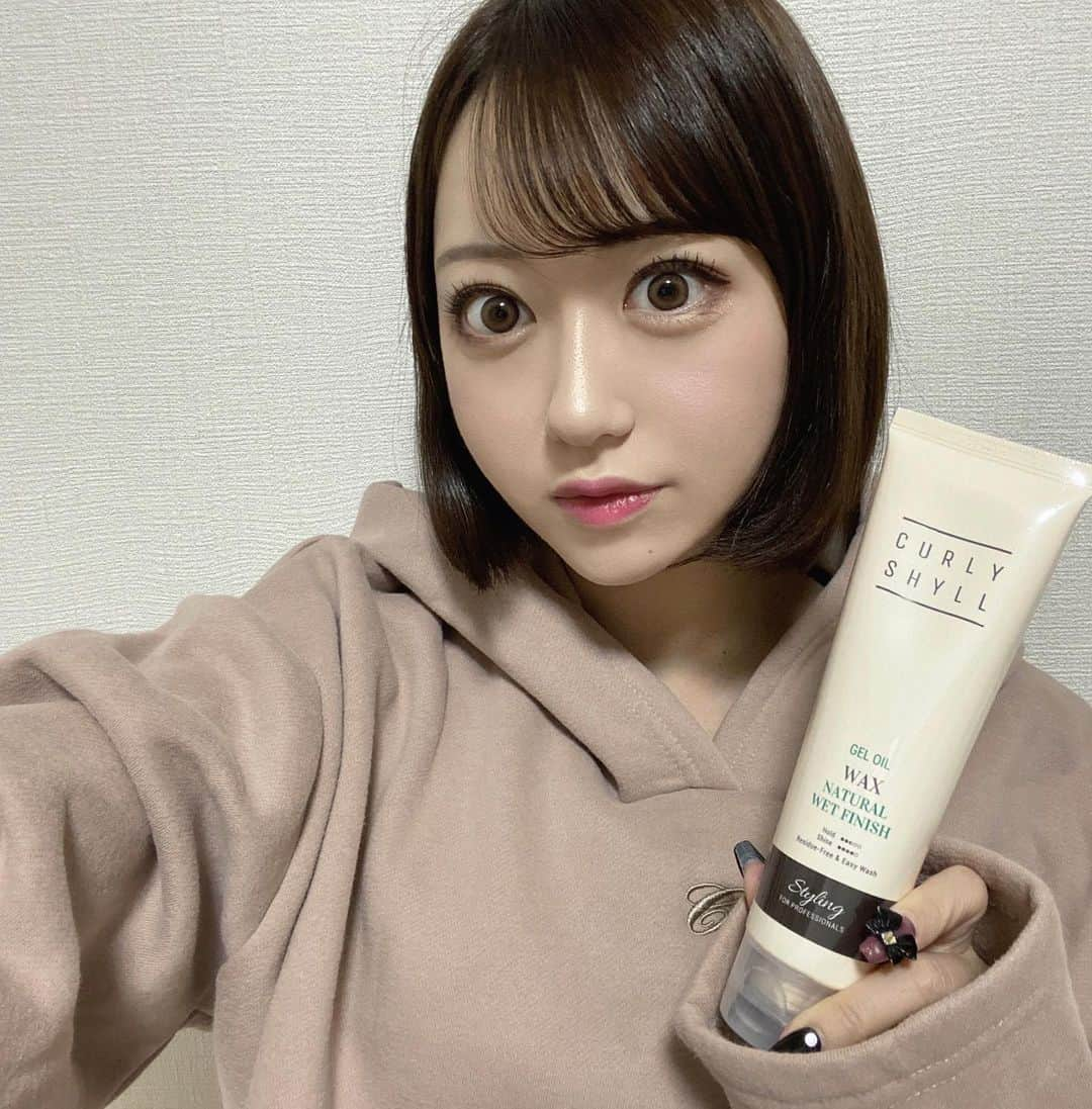 MI-MIさんのインスタグラム写真 - (MI-MIInstagram)「リピしてるヘアケア用品💇‍♀️🧴  K-popアーティストや 韓国の美容室で有名なブランドで サラサラヘアを保つのに必需品です...🫶  @curlyshyll_jp  @curlyshyll_official   #カーリーシール #curlyshyll #シャンプー #トリートメント #PR」10月22日 18時09分 - mii__mi.chan