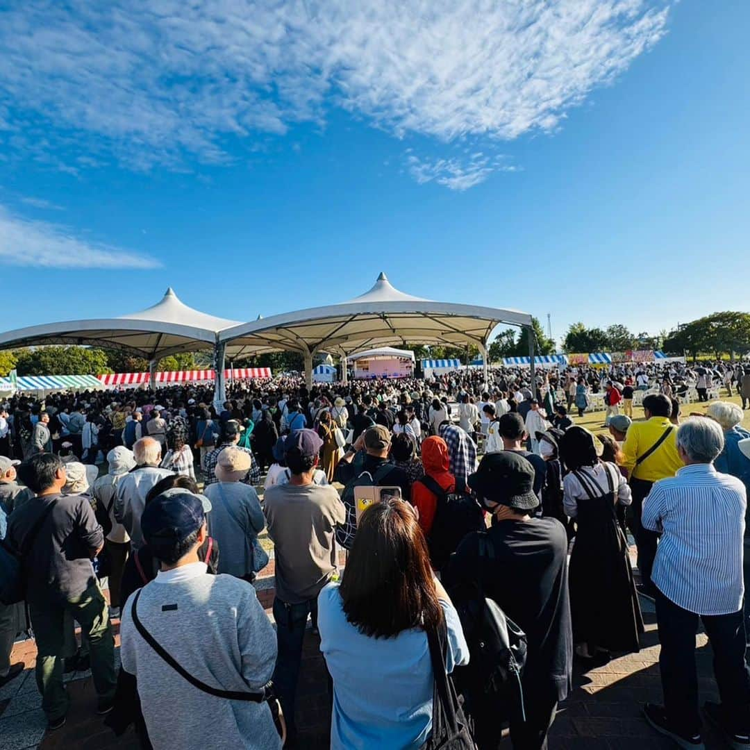 前川清さんのインスタグラム写真 - (前川清Instagram)「本日前川さんは、 第21回水巻町コスモスまつり🌸 紘毅さん　@hirokinginging  侑那さん　@direwolf.voyu  と出演！  なんと5000人以上のお客様に お集まりいただき 秋晴れの空の下大盛り上がり✊  たくさんのお客様を前に 前川さんが少しでもお客様の近くで唄いたい🎤と通路後方へ… スタッフの皆さんが、 しっかり前川さんを守って くださいました！  コスモスまつりの関係者・スタッフの皆さま、 ご来場いただいた皆さま、 本当にありがとうございました✨  #前川清 #紘毅　#侑那 #前川ファミリー #水巻町　#コスモスまつり #秋晴れ  #また来年もみんなで」10月22日 18時09分 - maekiyoinsta