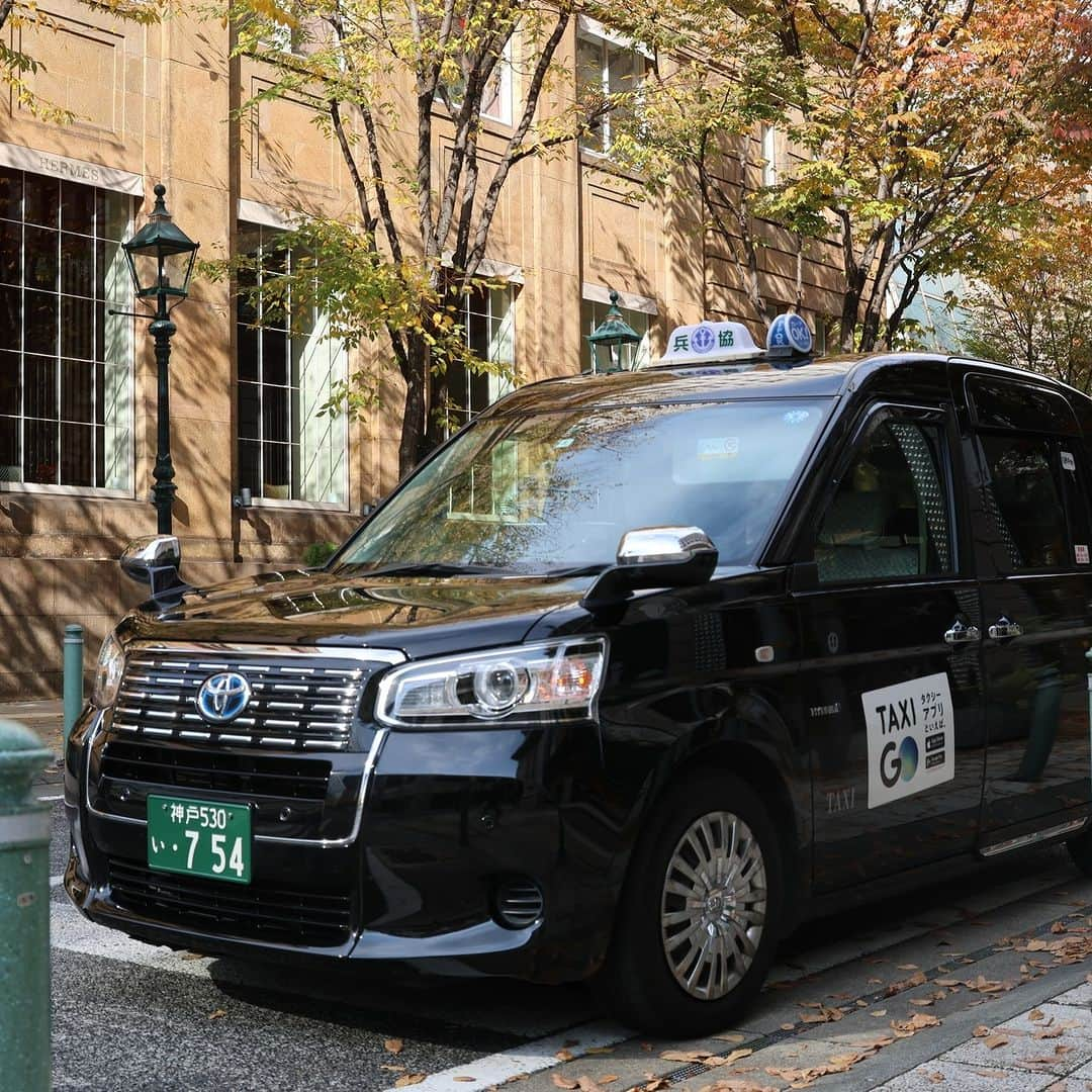 旅色さんのインスタグラム写真 - (旅色Instagram)「【兵庫県｜神戸・有馬】 神戸観光タクシーポートグループ🚖 異国情緒あふれる神戸の街で“至高の旅”🌃 港と坂道を多く有する神戸の街を観光するのに最適な「神戸観光タクシーポートグループ」。  平成5年より、多くの乗客の神戸観光をガイドしている、親切・丁寧な案内がモットーのタクシー会社です。スタッフは実地試験、筆記試験、面接などの独自プログラムでマナー講習を受講したベテラン乗務員。観光タクシーのほか、ジャンボハイヤーや貸切バスなども用意しているので、目的に合わせて利用可能です。 人数が多くなればなるほどリーズナブルに利用できるので、グループでの観光はおすすめ✨  異人館巡りを愉しむ神戸観光の定番コースや明石海峡大橋を渡り淡路観光を楽しむコース、六甲山の夜景を眺めるロマンチックコースなど、お客様のニーズに合わせてコースのバリエーションを用意しています。 また利用者の希望、予算などを考慮して、より楽しめるオリジナルの観光コースも設定もできるので、好きなように神戸観光を楽しむこともできますよ♩ これからの季節は空気が澄んでいるので、六甲山の1000万ドルの夜景をみるには最適です✨  神戸観光をする際は是非神戸タクシーポートグループを利用してみてはいかがでしょう😌  —-✄———-✄———-✄—ー  【神戸観光タクシーポートグループ】 @kobe__port__group 📍兵庫県神戸市長田区苅藻島町3丁目5-24 神戸市内、その他兵庫県内の他指定場所まで送迎可  TEL：078-652-2233 ［💡旅色を見たとお伝えください］  旅色：https://tabiiro.jp/leisure/s/210026 -kobe-kobe-port/ 公式：https://kobe-port.co.jp/  —-✄———-✄———-✄—-  #旅色 #家族旅行 #贅沢時間 #旅スタグラム #大人の休日 #大人の旅 #旅スタグラム #思い出旅行 #ご褒美旅行 #ご褒美時間 #国内旅行 #ポートグループ #観光タクシー #神戸観光 #神戸タクシー #神戸旅行 #関西旅行 #関西観光 #兵庫観光 #兵庫旅行 #神戸観光タクシー」10月22日 18時02分 - tabiiro