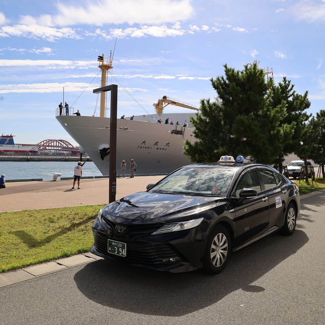 旅色さんのインスタグラム写真 - (旅色Instagram)「【兵庫県｜神戸・有馬】 神戸観光タクシーポートグループ🚖 異国情緒あふれる神戸の街で“至高の旅”🌃 港と坂道を多く有する神戸の街を観光するのに最適な「神戸観光タクシーポートグループ」。  平成5年より、多くの乗客の神戸観光をガイドしている、親切・丁寧な案内がモットーのタクシー会社です。スタッフは実地試験、筆記試験、面接などの独自プログラムでマナー講習を受講したベテラン乗務員。観光タクシーのほか、ジャンボハイヤーや貸切バスなども用意しているので、目的に合わせて利用可能です。 人数が多くなればなるほどリーズナブルに利用できるので、グループでの観光はおすすめ✨  異人館巡りを愉しむ神戸観光の定番コースや明石海峡大橋を渡り淡路観光を楽しむコース、六甲山の夜景を眺めるロマンチックコースなど、お客様のニーズに合わせてコースのバリエーションを用意しています。 また利用者の希望、予算などを考慮して、より楽しめるオリジナルの観光コースも設定もできるので、好きなように神戸観光を楽しむこともできますよ♩ これからの季節は空気が澄んでいるので、六甲山の1000万ドルの夜景をみるには最適です✨  神戸観光をする際は是非神戸タクシーポートグループを利用してみてはいかがでしょう😌  —-✄———-✄———-✄—ー  【神戸観光タクシーポートグループ】 @kobe__port__group 📍兵庫県神戸市長田区苅藻島町3丁目5-24 神戸市内、その他兵庫県内の他指定場所まで送迎可  TEL：078-652-2233 ［💡旅色を見たとお伝えください］  旅色：https://tabiiro.jp/leisure/s/210026 -kobe-kobe-port/ 公式：https://kobe-port.co.jp/  —-✄———-✄———-✄—-  #旅色 #家族旅行 #贅沢時間 #旅スタグラム #大人の休日 #大人の旅 #旅スタグラム #思い出旅行 #ご褒美旅行 #ご褒美時間 #国内旅行 #ポートグループ #観光タクシー #神戸観光 #神戸タクシー #神戸旅行 #関西旅行 #関西観光 #兵庫観光 #兵庫旅行 #神戸観光タクシー」10月22日 18時02分 - tabiiro