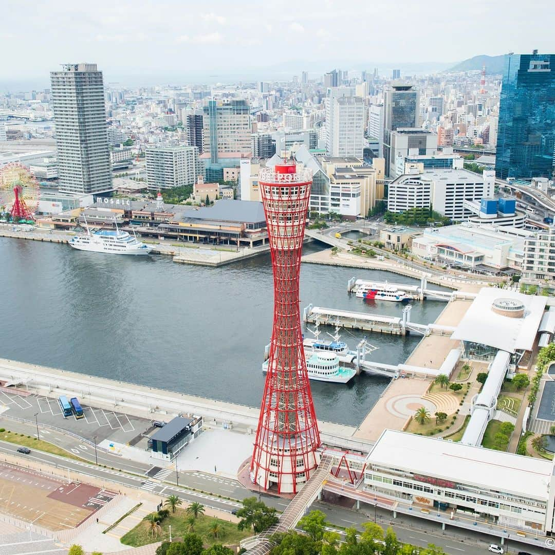 旅色さんのインスタグラム写真 - (旅色Instagram)「【兵庫県｜神戸・有馬】 神戸観光タクシーポートグループ🚖 異国情緒あふれる神戸の街で“至高の旅”🌃 港と坂道を多く有する神戸の街を観光するのに最適な「神戸観光タクシーポートグループ」。  平成5年より、多くの乗客の神戸観光をガイドしている、親切・丁寧な案内がモットーのタクシー会社です。スタッフは実地試験、筆記試験、面接などの独自プログラムでマナー講習を受講したベテラン乗務員。観光タクシーのほか、ジャンボハイヤーや貸切バスなども用意しているので、目的に合わせて利用可能です。 人数が多くなればなるほどリーズナブルに利用できるので、グループでの観光はおすすめ✨  異人館巡りを愉しむ神戸観光の定番コースや明石海峡大橋を渡り淡路観光を楽しむコース、六甲山の夜景を眺めるロマンチックコースなど、お客様のニーズに合わせてコースのバリエーションを用意しています。 また利用者の希望、予算などを考慮して、より楽しめるオリジナルの観光コースも設定もできるので、好きなように神戸観光を楽しむこともできますよ♩ これからの季節は空気が澄んでいるので、六甲山の1000万ドルの夜景をみるには最適です✨  神戸観光をする際は是非神戸タクシーポートグループを利用してみてはいかがでしょう😌  —-✄———-✄———-✄—ー  【神戸観光タクシーポートグループ】 @kobe__port__group 📍兵庫県神戸市長田区苅藻島町3丁目5-24 神戸市内、その他兵庫県内の他指定場所まで送迎可  TEL：078-652-2233 ［💡旅色を見たとお伝えください］  旅色：https://tabiiro.jp/leisure/s/210026 -kobe-kobe-port/ 公式：https://kobe-port.co.jp/  —-✄———-✄———-✄—-  #旅色 #家族旅行 #贅沢時間 #旅スタグラム #大人の休日 #大人の旅 #旅スタグラム #思い出旅行 #ご褒美旅行 #ご褒美時間 #国内旅行 #ポートグループ #観光タクシー #神戸観光 #神戸タクシー #神戸旅行 #関西旅行 #関西観光 #兵庫観光 #兵庫旅行 #神戸観光タクシー」10月22日 18時02分 - tabiiro