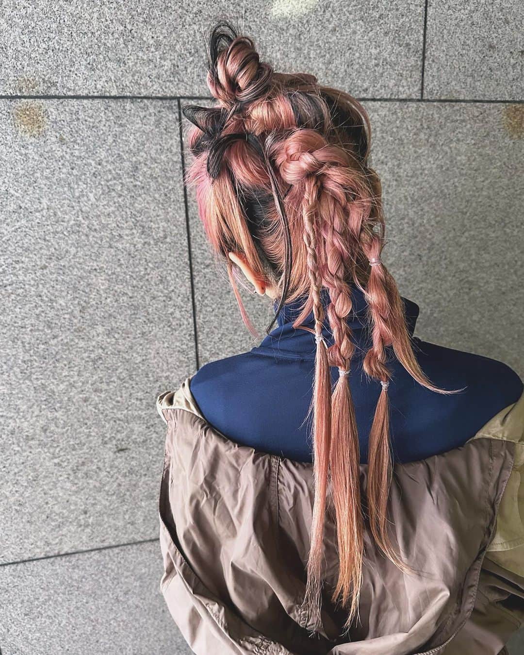 カワノ ヨウヘイさんのインスタグラム写真 - (カワノ ヨウヘイInstagram)「✴︎ カジュアルでもモードでもストリートでもないし、でもどれでもあるスタイルを目指してアレンジを✨ ✴︎ カラーのニュアンスに合わせてエクステを付けてファッションに合わせてアレンジを✨ ✴︎ 誰とも被らないけど、どこかで見たことあるようなデザインで、奇抜だけど浮きすぎないアレンジで。 ✴︎ ボクにお任せくださいね✨ ✴︎ エクステ　@l_hair_extention  ✴︎ ✴︎  ✴︎ ✴︎  GATE.（月火金土） 大阪市北区堂山町1-5 B1 ✴︎ TRUNK（水木日） 大阪市西淀川区野里3-2-19 1F ✴︎ 大人カワイイカラーとヘアアレンジで最高に可愛くさせていただきます✨ ✴︎ ダメージレスなブリーチに透明感あるカラーが得意でお仕事の都合で明るくできない方にも最適なカラーをオススメします✨ ✴︎ 質問や気になることはお気軽にDMしてください。  #大阪美容室#大阪美容師#梅田ヘアアレンジ#御幣島ヘアアレンジ#インナーカラー#デートアレンジ#カジュアルヘアアレンジ#ヘアアレンジ#梅田美容室」10月22日 18時03分 - yoooheeey