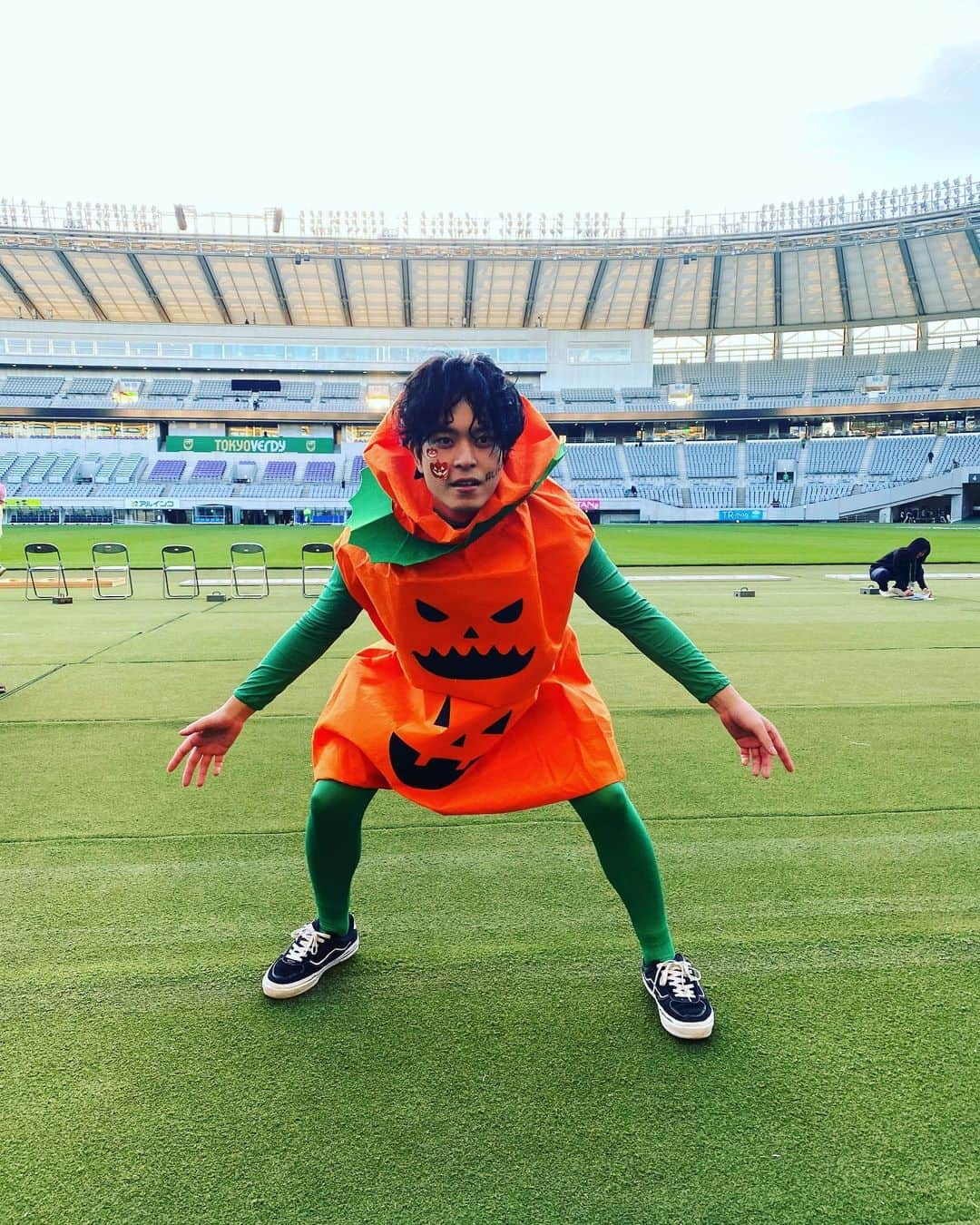 中谷優心さんのインスタグラム写真 - (中谷優心Instagram)「東京ヴェルディVSジェフユナイテッド千葉 会場にて開催する、ハロウィン仮装イベントに C.I.A.が出演させて頂きました。  大逆転劇最高でした。。  いい試合を間近で見れて幸せ。  そして僕の人生初の仮装はかぼちゃでした。」10月22日 18時04分 - kindheartyou