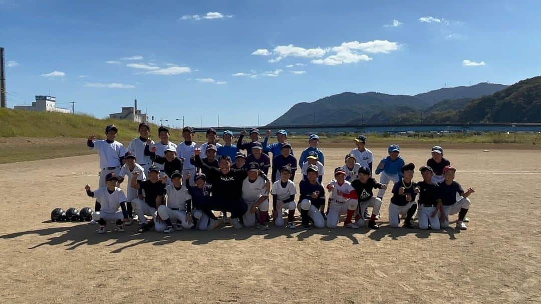 中田廉さんのインスタグラム写真 - (中田廉Instagram)「福山ドジャース球団再始動に向けて☺️⚾️💪🏽🫵  広島県福山市に本日行ってまいりました。 一緒にアップやCB.ノック、バッティングをして楽しくプレーしている姿を見させて頂き。 楽しむ事が大事だと再認識できました😌 選手の皆さん有難うございます☺️ 最後に子供達と一打席勝負をして 見事に左中間に運ばれました。 ナイスバッティング!!!!!最高のガッツポーズ＆最高の笑顔を見れました🫣🫵 私はまだまだ筋トレが足りませんね。 ちなみに天気は快晴でした🫣  最後になりますが朝早くから、グランド整備や準備をして頂いた関係者の皆様にもこの場をお借りして感謝を申し上げます。  P.S. macoちゃんこと☺️森原さんと(@legeam333) 色々活動していきたいなと考えております。 是非、皆様よろしくお願いします。macoさんお願いします☺️⚾️  #広島　#福山市　#野球 #野球少年 #筋肉 #気象予報士 #スポーツ」10月22日 18時05分 - nakatatatareren