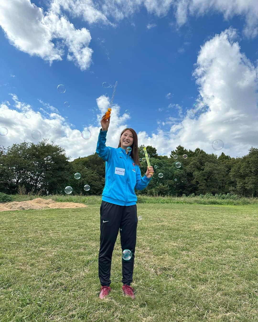 塩越柚歩のインスタグラム：「. キッズフェスタ👧🏻🧒🏻🫧 昨日はたくさんのご参加ありがとうございました！ ⁡ みんな楽しんでくれたみたいでよかったです❤️ 私たちのブースのお絵描きも大盛況でした👩🏻‍🎨 こんなに綺麗だった道路はほとんどみんなの絵で埋まりました~ 手も服もチョークだらけでかわいかった😂 ⁡ 来てくれた子達がスタジアムに試合を見に来てくれたら嬉しいなぁ🏟️⚽️ 私たちも頑張ります！！ ⁡ #三菱重工浦和レッズレディース #塩越柚歩」