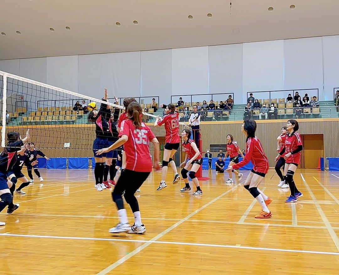 井上香織さんのインスタグラム写真 - (井上香織Instagram)「2023.10.22 ・ 宝くじスポーツフェア はつらつママさんバレー in南あわじ🧅 ・ 憧れの先輩方とプレーさせていただきましたぁ…感動🥺 ・ 8年振りの試合。。。 体がやばいです。。。😑 ・ #バレーボール #宝くじ #ママさんバレー #ドリーチーム #みなさん優しくて感動 #トレーニングしないとダメだなー」10月22日 18時07分 - kaorin888