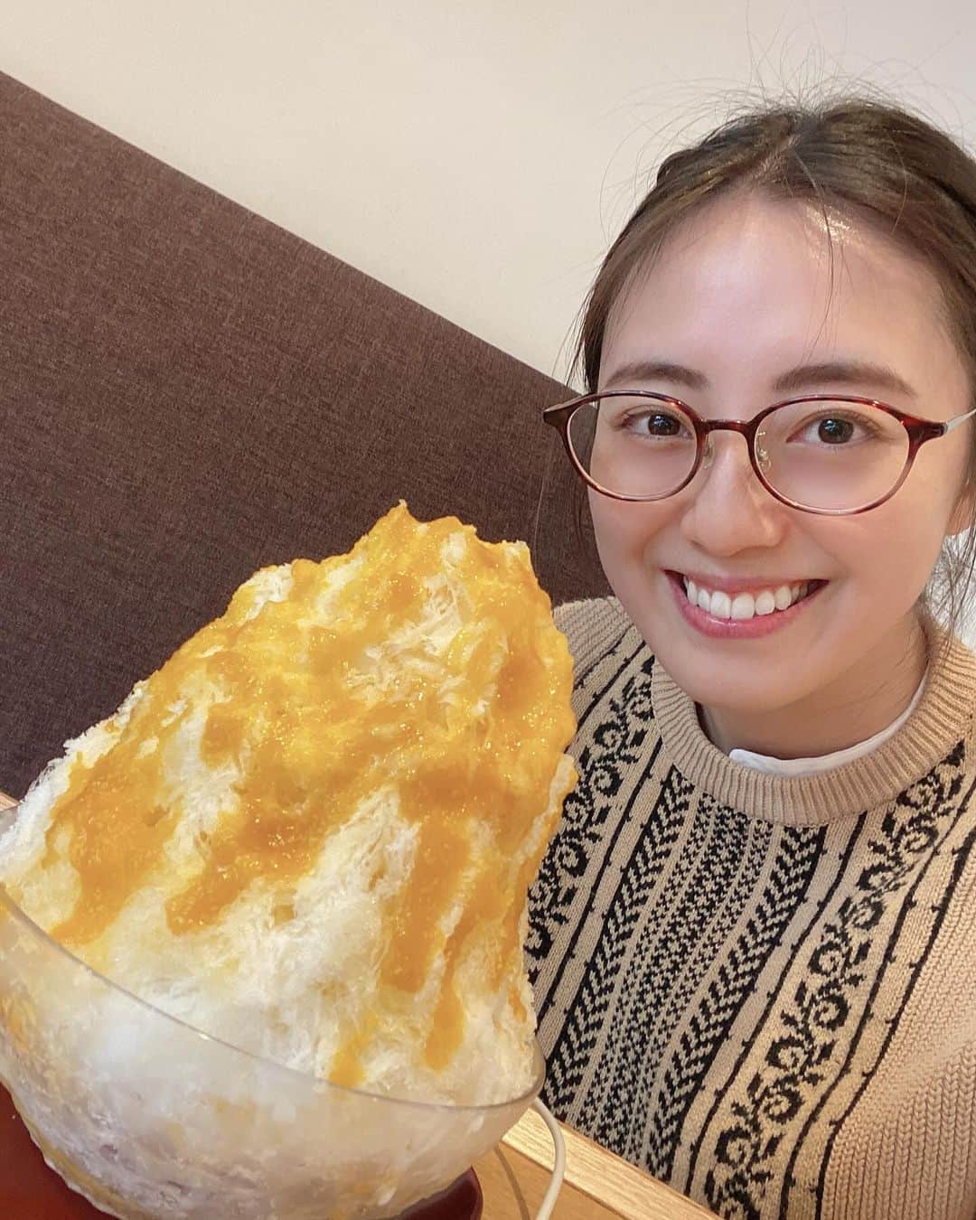 沢井美優のインスタグラム：「気温がむずかしいですね🍁 寒暖差で体調崩さないようにお気をつけて✨  #沢井はかき氷です #🍧  #かき氷 #かき氷大好き  #かき氷は人を幸せにする #🧡　 　 #笑顔溢れる毎日を  #明日もきっと素敵な一日 #🍀」