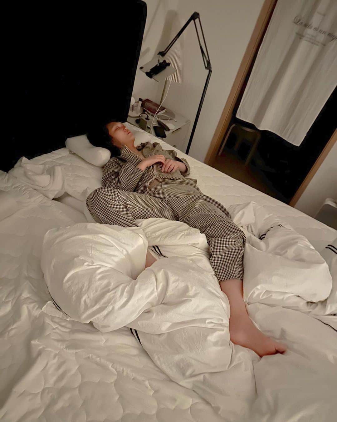 などちゃん（이선형／イソンヒョン）のインスタグラム：「⏰🌌 새벽 4시 고된 육아의 흔적 저는 원래 분명히 똑바로 자는 타입이거등요🫠」