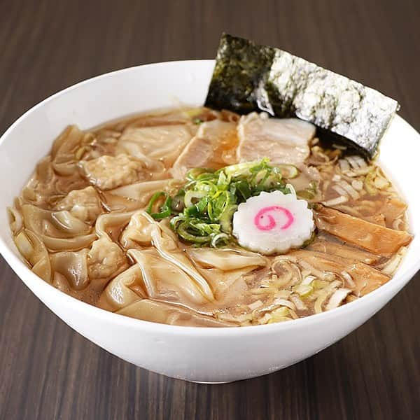 新横浜ラーメン博物館(ramen museum)さんのインスタグラム写真 - (新横浜ラーメン博物館(ramen museum)Instagram)「【かもめ食堂 新メニュー情報】   「かもめ食堂」の営業も残り1週間余りとなりました。 10月23日（月）から、本店でも人気のワンタンメン2種を下記スケジュールで発売します。 ワンタンに使用する皮は､福島県白河市の製麺屋さんから仕入れた特注のものを使用。つるっとなめらかな口当たりが特徴です。  🍜醤油ワンタンメン（4ヶ入り）　1,200円　 醤油ラーメンには肉ワンタン。豚の挽肉をベースに生姜がきいたワンタンです。 ※数量限定  【販売期間】 2023年10月23日(月)～10月26日(木)  🍜海老塩ワンタンメン（4ヶ入り）　1,250円　 塩ラーメンには海老ワンタン。イメージしているのは「えびしんじょ」。 レンコンやシイタケの歯ごたえのある食感と、海老のプリッとした食感をお愉しみください。 ※数量限定  【販売期間】 2023年10月27日(金)～10月30日(月)  詳しくはコチラ https://x.gd/vGtim  #ラー博 #ラーメン博物館 #横浜 #新横浜 #新横浜ラーメン博物館 #ラーメン #中華そば #ラーメン部 #ラーメン女子 #デート #ラー活 #ラーメンインスタグラム #横浜グルメ #昭和レトロ #昭和 #夕焼けの街 #ramen #raumen #あの銘店をもう一度 #銘店シリーズ #宮城 #気仙沼 #かもめ食堂 #千葉憲二 #ちばき屋 #秋刀魚の香油 #東日本大震災復興プロジェクト #限定メニュー #ワンタンメン」10月22日 18時18分 - ramenmuseum