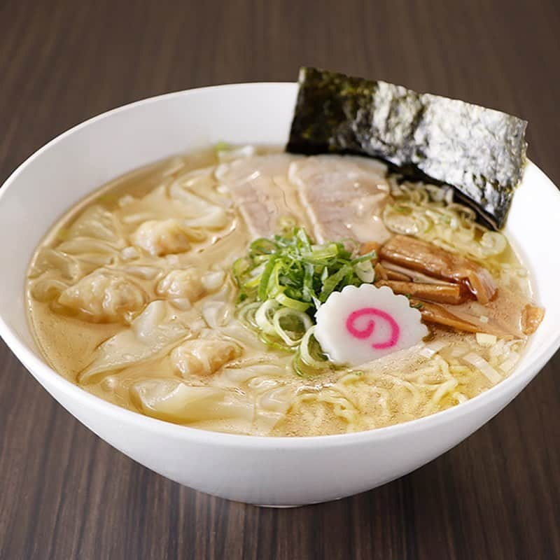 新横浜ラーメン博物館(ramen museum)さんのインスタグラム写真 - (新横浜ラーメン博物館(ramen museum)Instagram)「【かもめ食堂 新メニュー情報】   「かもめ食堂」の営業も残り1週間余りとなりました。 10月23日（月）から、本店でも人気のワンタンメン2種を下記スケジュールで発売します。 ワンタンに使用する皮は､福島県白河市の製麺屋さんから仕入れた特注のものを使用。つるっとなめらかな口当たりが特徴です。  🍜醤油ワンタンメン（4ヶ入り）　1,200円　 醤油ラーメンには肉ワンタン。豚の挽肉をベースに生姜がきいたワンタンです。 ※数量限定  【販売期間】 2023年10月23日(月)～10月26日(木)  🍜海老塩ワンタンメン（4ヶ入り）　1,250円　 塩ラーメンには海老ワンタン。イメージしているのは「えびしんじょ」。 レンコンやシイタケの歯ごたえのある食感と、海老のプリッとした食感をお愉しみください。 ※数量限定  【販売期間】 2023年10月27日(金)～10月30日(月)  詳しくはコチラ https://x.gd/vGtim  #ラー博 #ラーメン博物館 #横浜 #新横浜 #新横浜ラーメン博物館 #ラーメン #中華そば #ラーメン部 #ラーメン女子 #デート #ラー活 #ラーメンインスタグラム #横浜グルメ #昭和レトロ #昭和 #夕焼けの街 #ramen #raumen #あの銘店をもう一度 #銘店シリーズ #宮城 #気仙沼 #かもめ食堂 #千葉憲二 #ちばき屋 #秋刀魚の香油 #東日本大震災復興プロジェクト #限定メニュー #ワンタンメン」10月22日 18時18分 - ramenmuseum