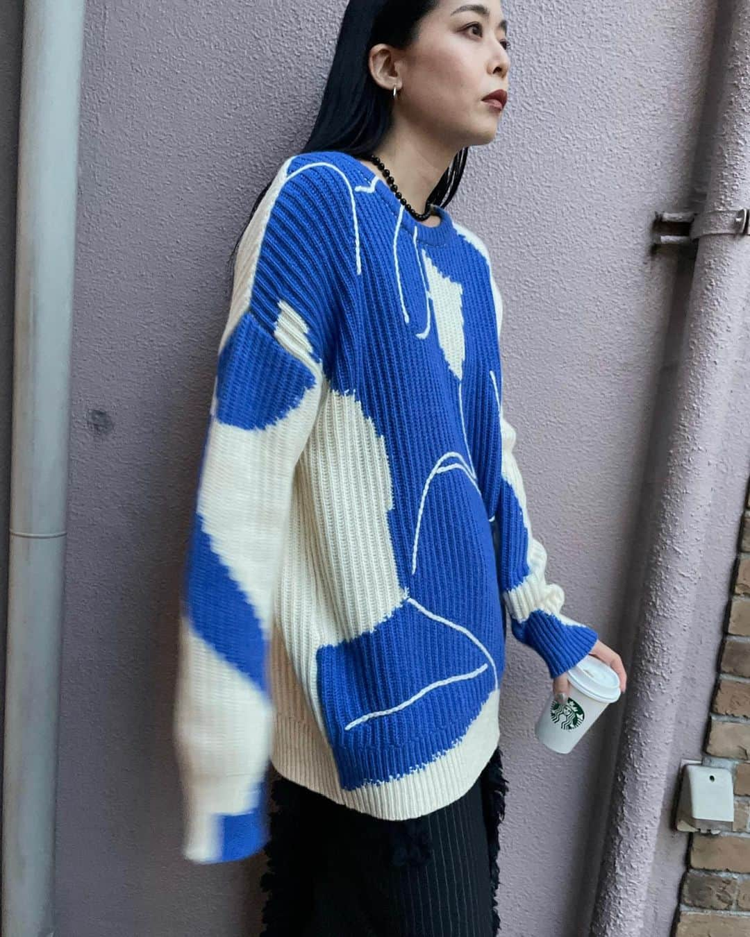 Ameri VINTAGE LUMINE SHINJUKUのインスタグラム：「.   Coming soon———  10/24(Tue)release  ABSTRUCT WOMAN PAINT KNIT (02320140860) ￥22,000 tax in  ブルー/ブラック  @aym__319 174cm   @amerivintage #amerivintage  #ameri #ameri_staffsnap #ameri2023autumnwinter」