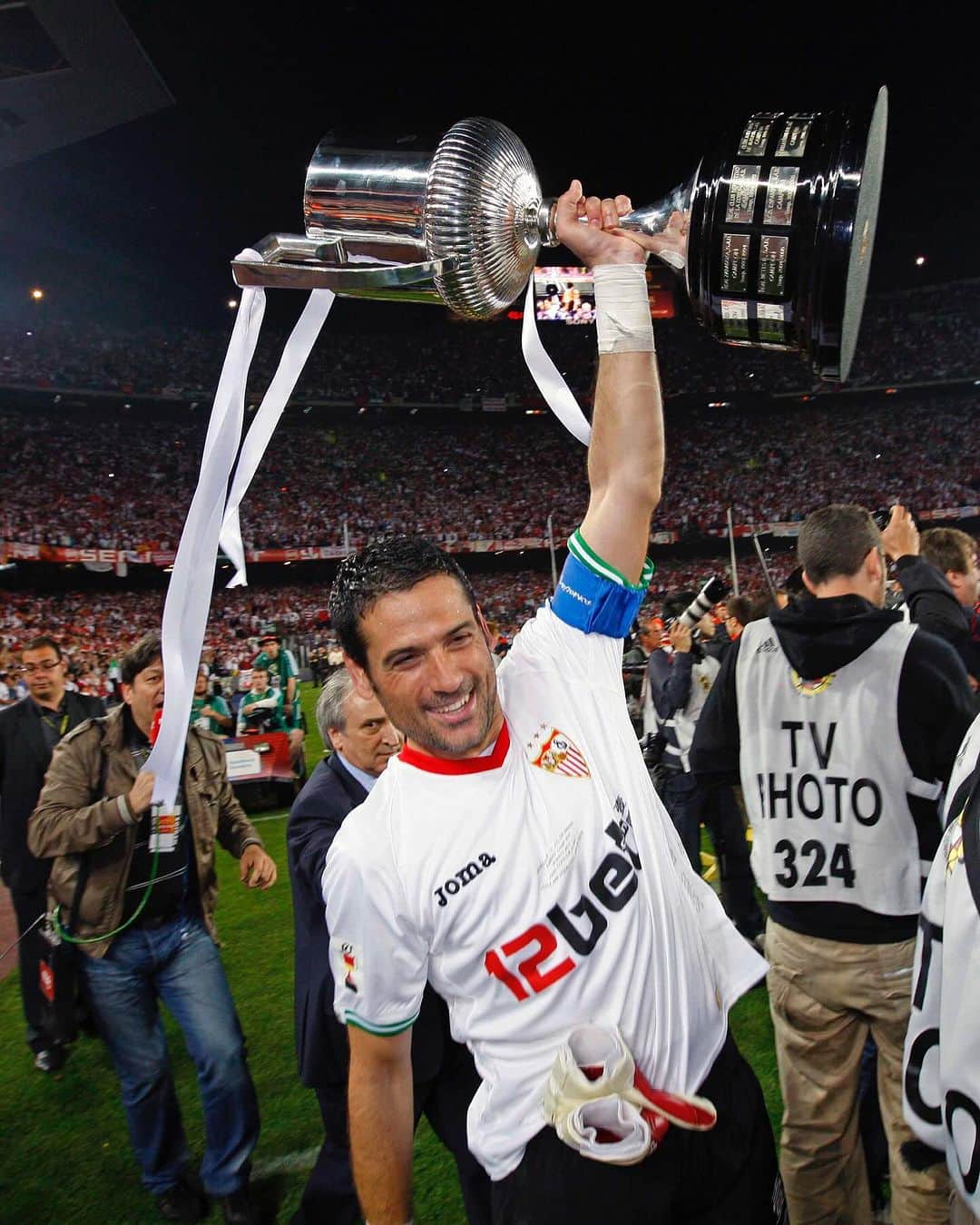 セビージャFCのインスタグラム：「📅 Hoy, 2⃣2⃣ de octubre, es el cumpleaños de una leyenda del #SevillaFC bajo palos. 💫 🧤  ¡Muchas felicidades, @andrespalop! 🎂  #WeareSevilla #NuncaTeRindas #birthday #sevillafc #sevilla」