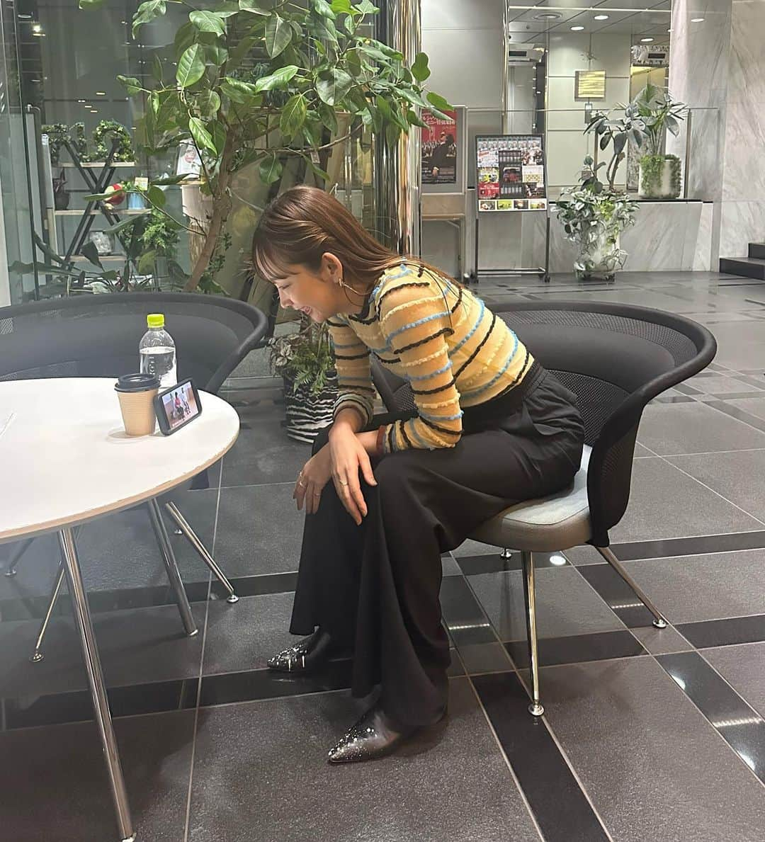 中上真亜子さんのインスタグラム写真 - (中上真亜子Instagram)「運動不足のみなさん☺️！  起きてすぐや メイクしてる時などの「ながらエクササイズ」が福岡市のYouTubeに たっくさんあがっています☺️🫶  これはデスクワークの際にやる簡単な運動をしてるとこ🙃ほーんとに気軽にどなたでもやれるものばかりなので 空き時間や待ち時間にやって すこしでも運動不足を解消してくれたら嬉しいです☺️🫶  URL✔︎ https://youtube.com/@user-or5rw5mh3j?si=Epq3H68ZIk0Mscuu   #何種類かやったら結構疲れる #1番最後の写真はもうさぼってる #pr」10月22日 19時00分 - maako_nakagami