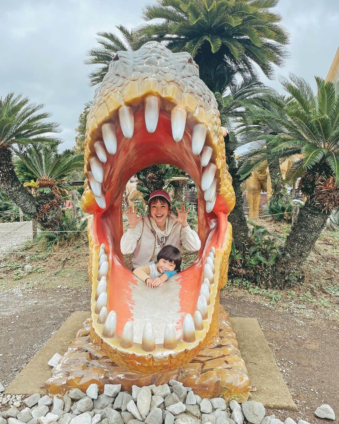 むらたさきさんのインスタグラム写真 - (むらたさきInstagram)「🦖🦖 ． 秋休みは、伊豆旅行へ〜🏝️🚙 ． 恐竜大好きボーイ👦 三男坊サンちゃん念願のぐらんぱる公園に行ってきました🌴🦕 ． ． 近付くと鳴いて動き出す恐竜にびっくりして ホンモノかと思い込んだのか、 こんな感じに…🦖🤣💘 (3枚目) ． 怖いけど、見たいけど、怖い…けどオレはもう4歳だ😤‼️🥺❤️‍🔥と、 母の手に隠れながら奮闘していました👌😂💘 あぁかわいや〜♡♡♡ ． ． ． この日の母コーデは、 @libra.cue_officialのプリーツロングスカート✖️フーディー👩👗✨ ． ウエストの後ろはゴムなので、 たくさん動いても着心地ストレスフリーで可愛いスカート🫶😍 ． ． ネイビーと迷ってブラウンにしてみたら、 手持ちの洋服と合わせやすくて💯でした♡ ． 着まわしするの楽しみだ〜✌️😘 ． ． (その他のアイテムは写真にタグ付けしました🏷️) ． ． ． 恐竜愛加速中🫶😂🧡 ↑ 恐竜柄リュックに、 自分で色塗りした恐竜プラバンをぶら下げとる👦🎒 (7枚目) ． ． ちなみに、 1枚目の👦の✌️✌️ポーズは、 ピースでなく、ティラノサウルスの手の爪らしい🦖🤣 ． ． ． ． ． ． ． ． ． ． ． ． #10歳 #7歳 #4歳 #三兄弟ママ ． #子育て #親子コーデ #こどもとおでかけ  #リブラキュー #プリーツロングスカート @libra.cue_official ad」10月22日 18時10分 - muratasaki