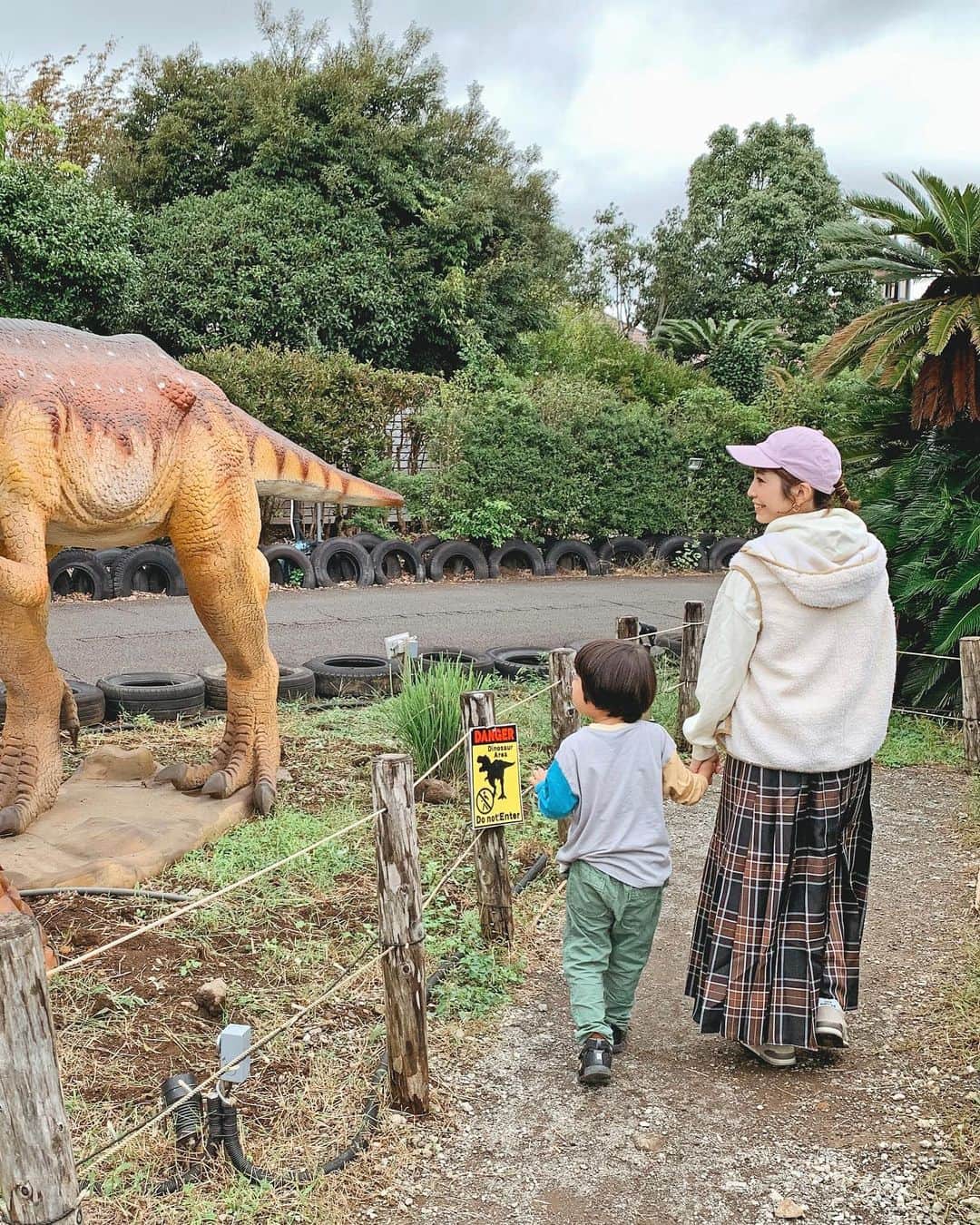 むらたさきさんのインスタグラム写真 - (むらたさきInstagram)「🦖🦖 ． 秋休みは、伊豆旅行へ〜🏝️🚙 ． 恐竜大好きボーイ👦 三男坊サンちゃん念願のぐらんぱる公園に行ってきました🌴🦕 ． ． 近付くと鳴いて動き出す恐竜にびっくりして ホンモノかと思い込んだのか、 こんな感じに…🦖🤣💘 (3枚目) ． 怖いけど、見たいけど、怖い…けどオレはもう4歳だ😤‼️🥺❤️‍🔥と、 母の手に隠れながら奮闘していました👌😂💘 あぁかわいや〜♡♡♡ ． ． ． この日の母コーデは、 @libra.cue_officialのプリーツロングスカート✖️フーディー👩👗✨ ． ウエストの後ろはゴムなので、 たくさん動いても着心地ストレスフリーで可愛いスカート🫶😍 ． ． ネイビーと迷ってブラウンにしてみたら、 手持ちの洋服と合わせやすくて💯でした♡ ． 着まわしするの楽しみだ〜✌️😘 ． ． (その他のアイテムは写真にタグ付けしました🏷️) ． ． ． 恐竜愛加速中🫶😂🧡 ↑ 恐竜柄リュックに、 自分で色塗りした恐竜プラバンをぶら下げとる👦🎒 (7枚目) ． ． ちなみに、 1枚目の👦の✌️✌️ポーズは、 ピースでなく、ティラノサウルスの手の爪らしい🦖🤣 ． ． ． ． ． ． ． ． ． ． ． ． #10歳 #7歳 #4歳 #三兄弟ママ ． #子育て #親子コーデ #こどもとおでかけ  #リブラキュー #プリーツロングスカート @libra.cue_official ad」10月22日 18時10分 - muratasaki