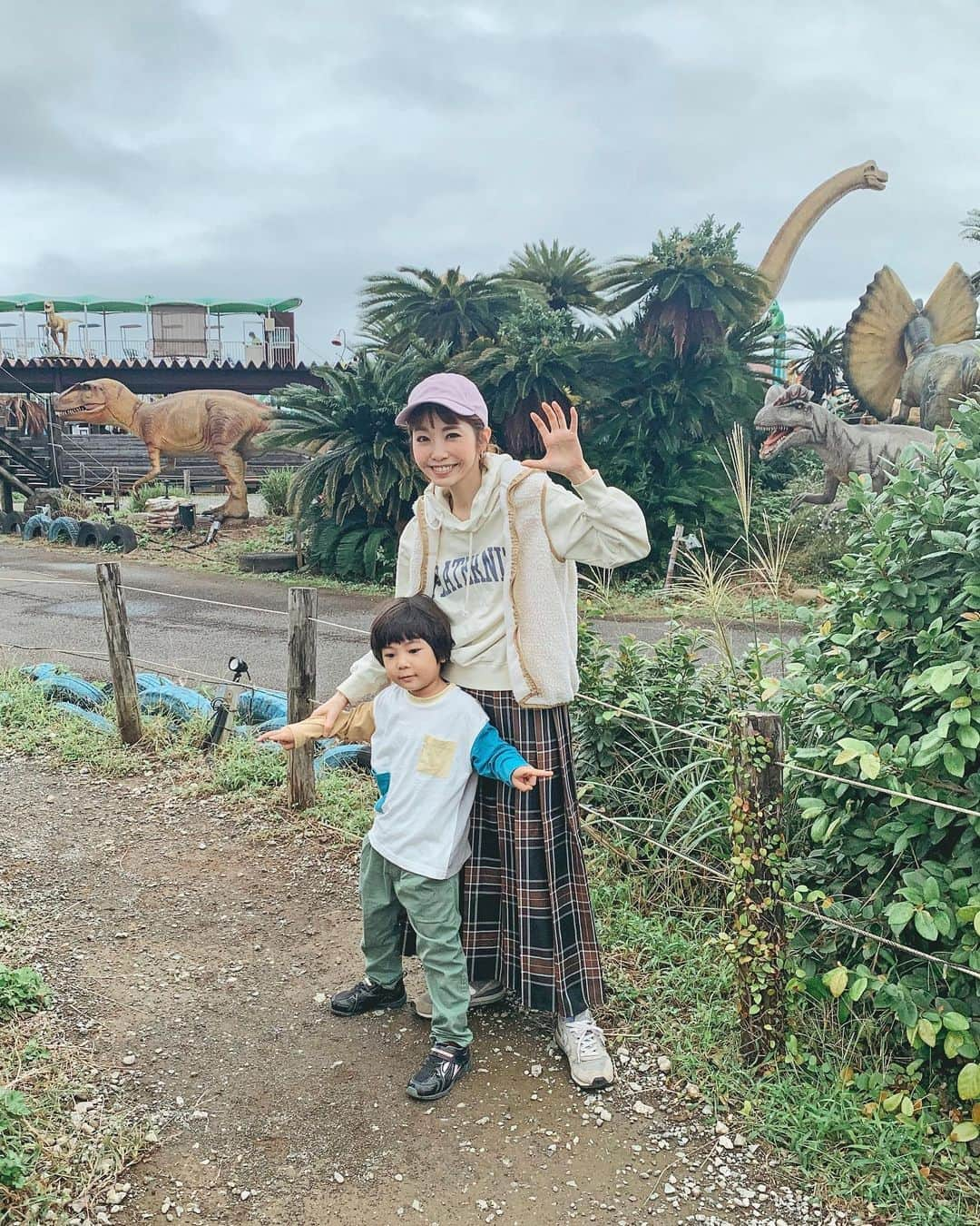 むらたさきのインスタグラム：「🦖🦖 ． 秋休みは、伊豆旅行へ〜🏝️🚙 ． 恐竜大好きボーイ👦 三男坊サンちゃん念願のぐらんぱる公園に行ってきました🌴🦕 ． ． 近付くと鳴いて動き出す恐竜にびっくりして ホンモノかと思い込んだのか、 こんな感じに…🦖🤣💘 (3枚目) ． 怖いけど、見たいけど、怖い…けどオレはもう4歳だ😤‼️🥺❤️‍🔥と、 母の手に隠れながら奮闘していました👌😂💘 あぁかわいや〜♡♡♡ ． ． ． この日の母コーデは、 @libra.cue_officialのプリーツロングスカート✖️フーディー👩👗✨ ． ウエストの後ろはゴムなので、 たくさん動いても着心地ストレスフリーで可愛いスカート🫶😍 ． ． ネイビーと迷ってブラウンにしてみたら、 手持ちの洋服と合わせやすくて💯でした♡ ． 着まわしするの楽しみだ〜✌️😘 ． ． (その他のアイテムは写真にタグ付けしました🏷️) ． ． ． 恐竜愛加速中🫶😂🧡 ↑ 恐竜柄リュックに、 自分で色塗りした恐竜プラバンをぶら下げとる👦🎒 (7枚目) ． ． ちなみに、 1枚目の👦の✌️✌️ポーズは、 ピースでなく、ティラノサウルスの手の爪らしい🦖🤣 ． ． ． ． ． ． ． ． ． ． ． ． #10歳 #7歳 #4歳 #三兄弟ママ ． #子育て #親子コーデ #こどもとおでかけ  #リブラキュー #プリーツロングスカート @libra.cue_official ad」