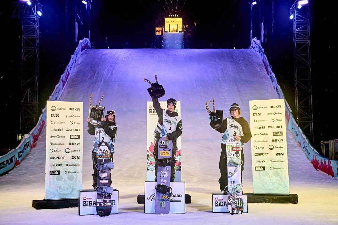 岩渕麗楽さんのインスタグラム写真 - (岩渕麗楽Instagram)「This season’s World Cup started with second place in @bigairchur  The conditions were really tough, but it was an incredibly exciting night❤️‍🔥 Congrats @cocomonsan and @mia_brookes !!! Thanks for coaching @yas_sato 🍻  And these love photos from @f.storm 🫶🏻」10月22日 18時11分 - leila_iwabuchi