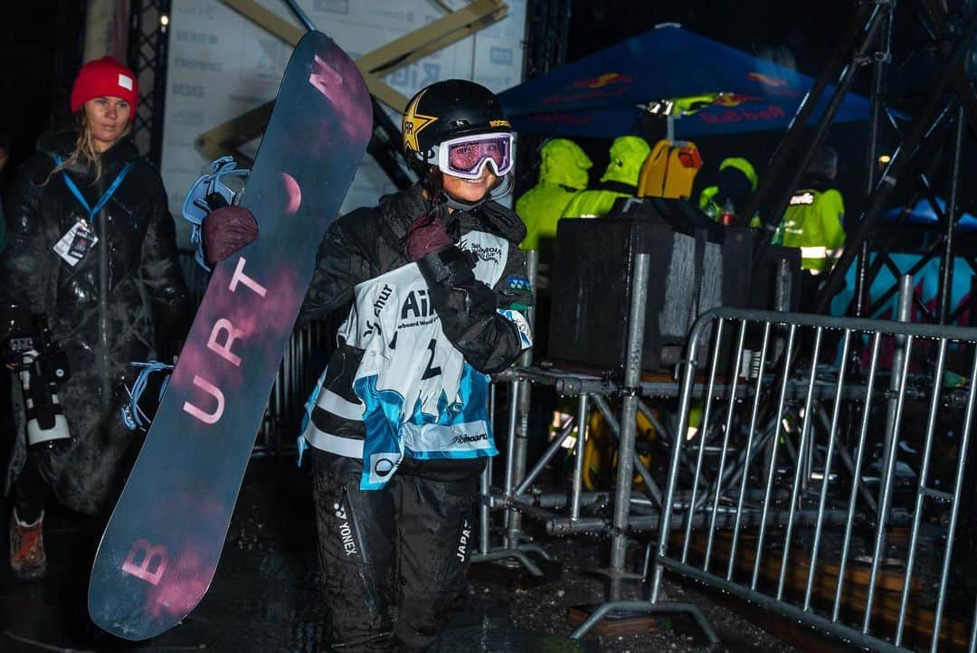 岩渕麗楽さんのインスタグラム写真 - (岩渕麗楽Instagram)「This season’s World Cup started with second place in @bigairchur  The conditions were really tough, but it was an incredibly exciting night❤️‍🔥 Congrats @cocomonsan and @mia_brookes !!! Thanks for coaching @yas_sato 🍻  And these love photos from @f.storm 🫶🏻」10月22日 18時11分 - leila_iwabuchi
