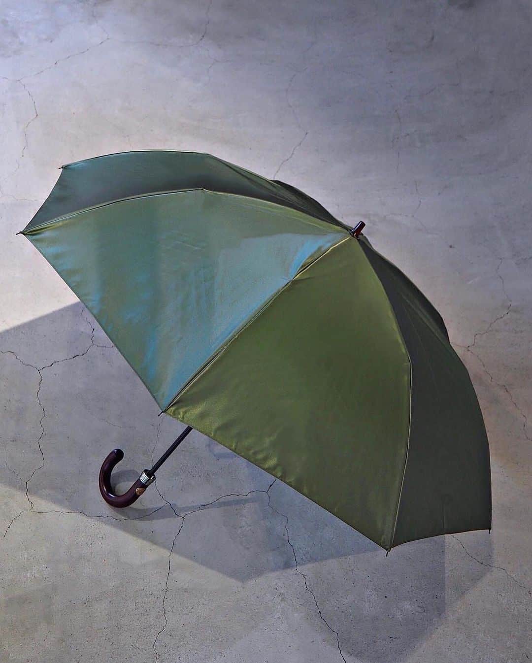 吉田カバン 表参道さんのインスタグラム写真 - (吉田カバン 表参道Instagram)「⁡ 「前原光榮商店×PORTER」 ⁡ 日本を代表する老舗傘メーカー「前原光榮商店」に製作を依頼したオリジナルの折り畳み傘です。 ⁡ 生地には「TANKER」シリーズと同じナイロンツイルを採用し、付属する同素材の傘袋は吉田カバンの職人が製作しました。 ⁡ 傘本体に8本の支柱構造で強度にも優れたものを採用しており、生地の裁断・縫製から骨組みに至るまで卓越した技術を持った傘職人が一本一本丁寧に作り上げています。 ⁡ ぜひ、店頭でご覧ください。 ⁡ FOLDING UMBRELLA WITH COVER price : ¥20,900-(tax included) color : black/silver gray/sage green/iron blue main material : nylon twill ⁡ #heartandsoulintoeverystitch #porterflagshipstore #omotesando #tokyo #osaka #吉田カバン #ポーター #一針入魂」10月22日 18時11分 - porter_flagship_store