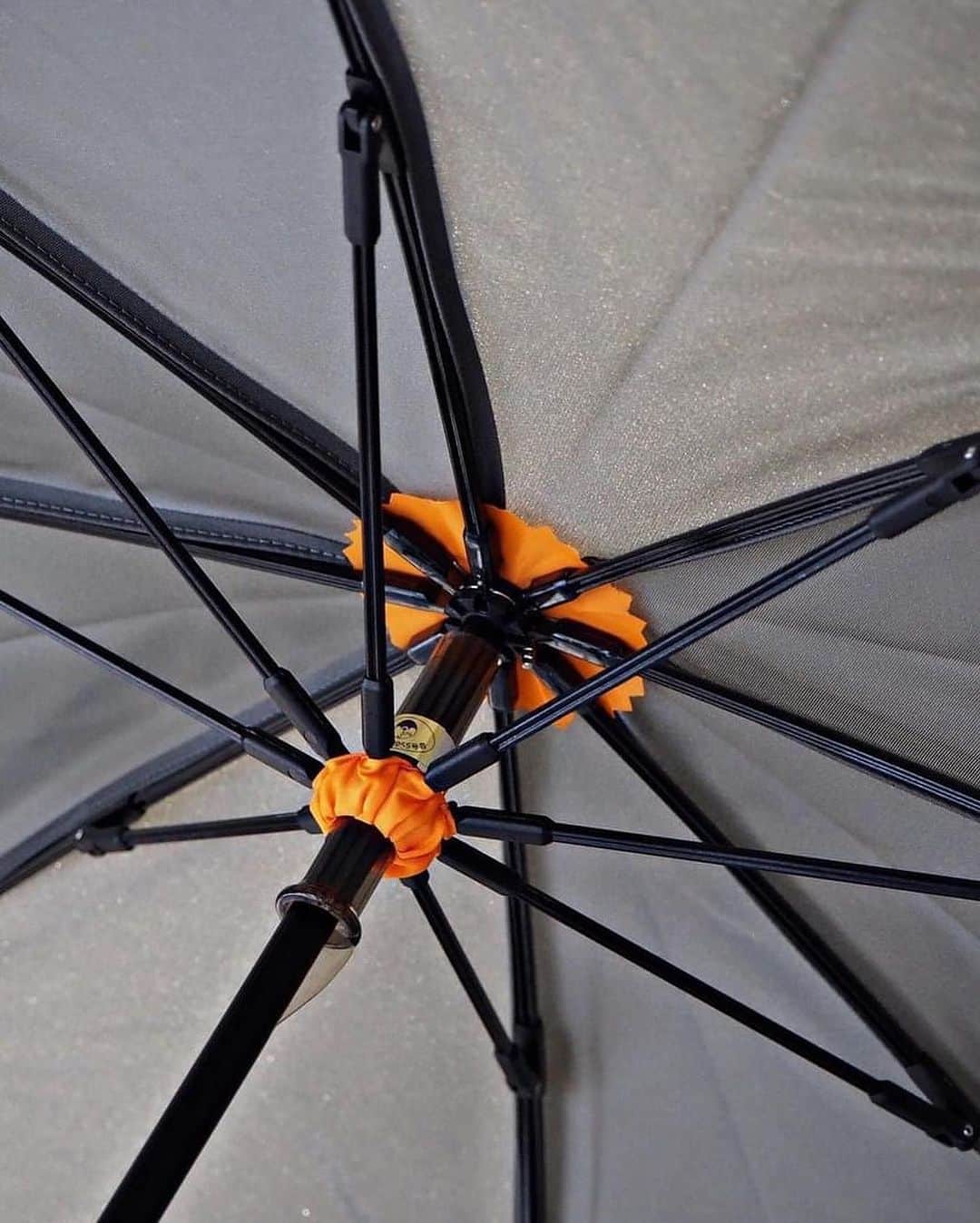 吉田カバン 表参道さんのインスタグラム写真 - (吉田カバン 表参道Instagram)「⁡ 「前原光榮商店×PORTER」 ⁡ 日本を代表する老舗傘メーカー「前原光榮商店」に製作を依頼したオリジナルの折り畳み傘です。 ⁡ 生地には「TANKER」シリーズと同じナイロンツイルを採用し、付属する同素材の傘袋は吉田カバンの職人が製作しました。 ⁡ 傘本体に8本の支柱構造で強度にも優れたものを採用しており、生地の裁断・縫製から骨組みに至るまで卓越した技術を持った傘職人が一本一本丁寧に作り上げています。 ⁡ ぜひ、店頭でご覧ください。 ⁡ FOLDING UMBRELLA WITH COVER price : ¥20,900-(tax included) color : black/silver gray/sage green/iron blue main material : nylon twill ⁡ #heartandsoulintoeverystitch #porterflagshipstore #omotesando #tokyo #osaka #吉田カバン #ポーター #一針入魂」10月22日 18時11分 - porter_flagship_store