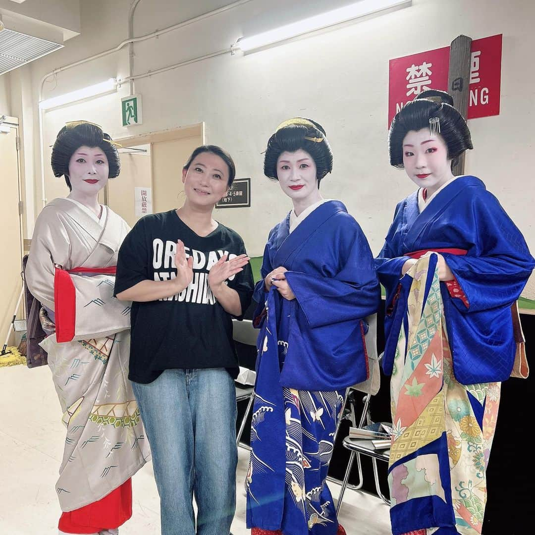 水谷千重子のインスタグラム：「名古屋をどりの写真をあげていくわね❤️❤️❤️ 瑠花ちゃんが観に来てくれたわ✌️✌️✌️ #名古屋をどり #松山検番の芸妓さん  #名古屋市公会堂 #BOYZ AND MEN本田剛文 #名古屋山三郎 #西川流の皆様 #ヨッシー #瑠花ちゃん #2人とも目が。。🤭 #友近」