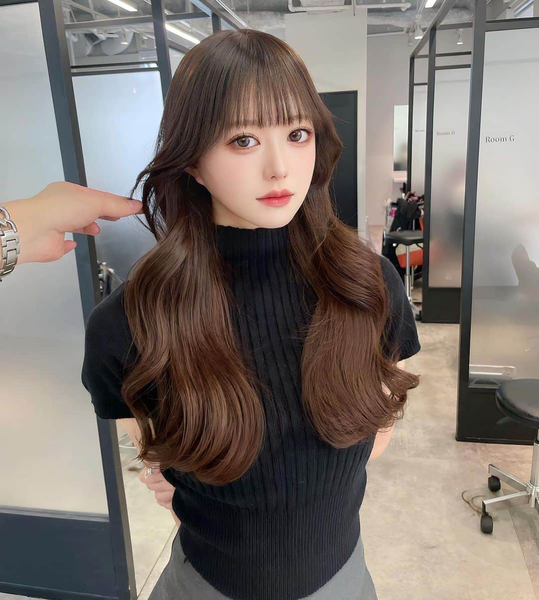 ナカシオのインスタグラム：「保存を必ずお願い致します 顔まわりのこだわりがあるので 必ず可愛くなります カウンセリングの際に 【カラー・仕上げ】僕があなたに合わせて必ず可愛くします お出かけ前に是非  #渋谷美容室 #くびれヘア#渋谷 #ワンホンヘア#顔周りカット」