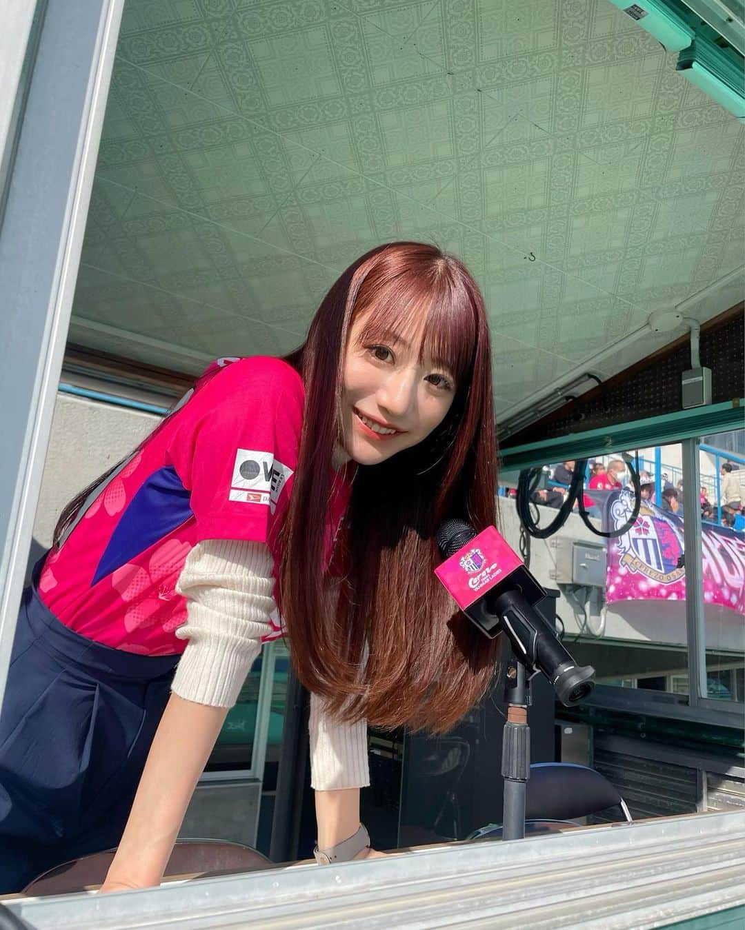 池田愛恵里さんのインスタグラム写真 - (池田愛恵里Instagram)「ハナサカチャレンジマッチin滋賀🌸地元滋賀県での開催ですごく楽しみにしていました！ いつもと違う環境での試合や、選手紹介、アナウンスだったので、とても新鮮でした！  朝10:00キックオフだったのですが、たくさんの方が駆けつけてくださり、ホームの雰囲気を作ってくれていて、とても温かい気持ちになりました☀️  試合後には滋賀出身の西中麻穂選手、前川美紀選手、北原朱夏選手にスタジアムインタビュー🎤 来月のWEリーグ開幕に向けて熱い抱負を語ってくれました！ 西中選手、大暴れしてくれるって言ってました😊！めっちゃ応援しないと！！ ほんとに期待してます！！ #セレッソ大阪ヤンマーレディース #ハナサカチャレンジマッチ . . . . そのあと長居に移動して、ヨドコウ桜スタジアムパブリックビューイングイベントへ🏟️⚽️ セレッソ大阪のサンフレッチェ広島戦を、集まっていただいた皆さんで応援しました！  サプライズゲストで渡邉りょう選手が来てくだり、試合中選手目線での解説や楽しいお話を、酒本アンバサダーと一緒にたくさんしてくれました！  とても協力的にイベントを盛り上げてくれて、しかもアウェイで戦ってる選手のたちのことを本当に応援しているのが伝わってきました！ もちろん試合後には、そこに自分がいない悔しさも含めていまの想いや、大阪ダービーに向けての抱負も語ってくれて、サポーターのみなさんからも拍手が👏  来週はホームで大阪ダービー！ 絶対負けられないです！  昨日は朝からセレッソな一日でしたが、どちらも参加してくださった方たちもいて、感謝です！ 寒い中ありがとうございました！ #セレッソ大阪 #ヨドコウ桜スタジアム」10月22日 18時16分 - ikeda_aeri