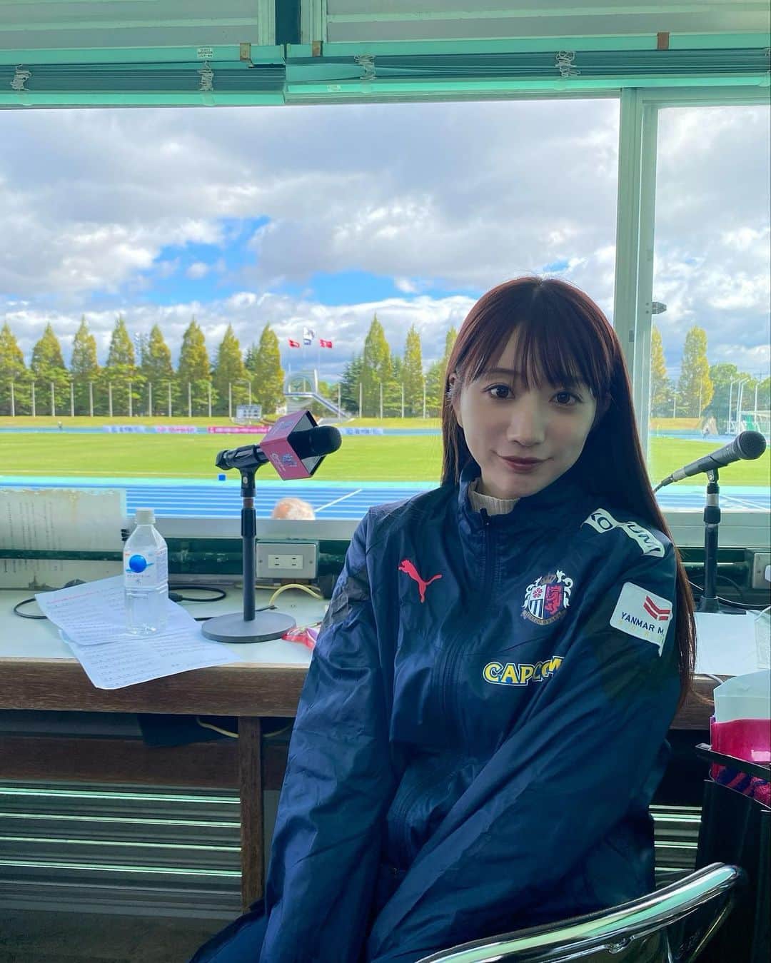 池田愛恵里さんのインスタグラム写真 - (池田愛恵里Instagram)「ハナサカチャレンジマッチin滋賀🌸地元滋賀県での開催ですごく楽しみにしていました！ いつもと違う環境での試合や、選手紹介、アナウンスだったので、とても新鮮でした！  朝10:00キックオフだったのですが、たくさんの方が駆けつけてくださり、ホームの雰囲気を作ってくれていて、とても温かい気持ちになりました☀️  試合後には滋賀出身の西中麻穂選手、前川美紀選手、北原朱夏選手にスタジアムインタビュー🎤 来月のWEリーグ開幕に向けて熱い抱負を語ってくれました！ 西中選手、大暴れしてくれるって言ってました😊！めっちゃ応援しないと！！ ほんとに期待してます！！ #セレッソ大阪ヤンマーレディース #ハナサカチャレンジマッチ . . . . そのあと長居に移動して、ヨドコウ桜スタジアムパブリックビューイングイベントへ🏟️⚽️ セレッソ大阪のサンフレッチェ広島戦を、集まっていただいた皆さんで応援しました！  サプライズゲストで渡邉りょう選手が来てくだり、試合中選手目線での解説や楽しいお話を、酒本アンバサダーと一緒にたくさんしてくれました！  とても協力的にイベントを盛り上げてくれて、しかもアウェイで戦ってる選手のたちのことを本当に応援しているのが伝わってきました！ もちろん試合後には、そこに自分がいない悔しさも含めていまの想いや、大阪ダービーに向けての抱負も語ってくれて、サポーターのみなさんからも拍手が👏  来週はホームで大阪ダービー！ 絶対負けられないです！  昨日は朝からセレッソな一日でしたが、どちらも参加してくださった方たちもいて、感謝です！ 寒い中ありがとうございました！ #セレッソ大阪 #ヨドコウ桜スタジアム」10月22日 18時16分 - ikeda_aeri