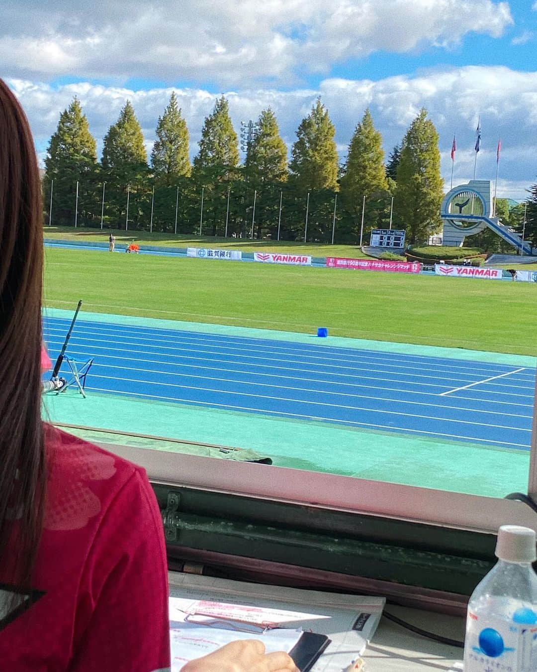 池田愛恵里さんのインスタグラム写真 - (池田愛恵里Instagram)「ハナサカチャレンジマッチin滋賀🌸地元滋賀県での開催ですごく楽しみにしていました！ いつもと違う環境での試合や、選手紹介、アナウンスだったので、とても新鮮でした！  朝10:00キックオフだったのですが、たくさんの方が駆けつけてくださり、ホームの雰囲気を作ってくれていて、とても温かい気持ちになりました☀️  試合後には滋賀出身の西中麻穂選手、前川美紀選手、北原朱夏選手にスタジアムインタビュー🎤 来月のWEリーグ開幕に向けて熱い抱負を語ってくれました！ 西中選手、大暴れしてくれるって言ってました😊！めっちゃ応援しないと！！ ほんとに期待してます！！ #セレッソ大阪ヤンマーレディース #ハナサカチャレンジマッチ . . . . そのあと長居に移動して、ヨドコウ桜スタジアムパブリックビューイングイベントへ🏟️⚽️ セレッソ大阪のサンフレッチェ広島戦を、集まっていただいた皆さんで応援しました！  サプライズゲストで渡邉りょう選手が来てくだり、試合中選手目線での解説や楽しいお話を、酒本アンバサダーと一緒にたくさんしてくれました！  とても協力的にイベントを盛り上げてくれて、しかもアウェイで戦ってる選手のたちのことを本当に応援しているのが伝わってきました！ もちろん試合後には、そこに自分がいない悔しさも含めていまの想いや、大阪ダービーに向けての抱負も語ってくれて、サポーターのみなさんからも拍手が👏  来週はホームで大阪ダービー！ 絶対負けられないです！  昨日は朝からセレッソな一日でしたが、どちらも参加してくださった方たちもいて、感謝です！ 寒い中ありがとうございました！ #セレッソ大阪 #ヨドコウ桜スタジアム」10月22日 18時16分 - ikeda_aeri