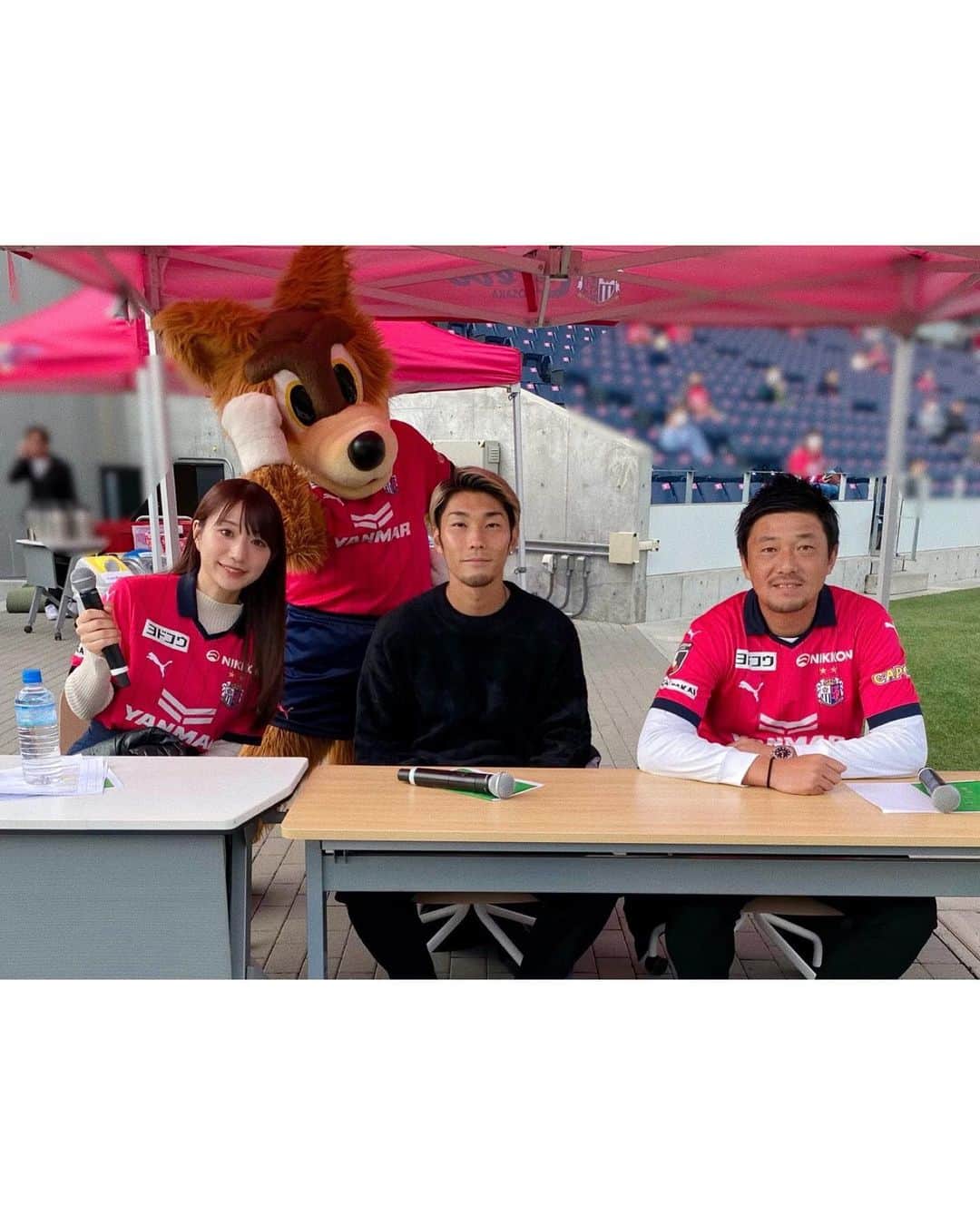 池田愛恵里さんのインスタグラム写真 - (池田愛恵里Instagram)「ハナサカチャレンジマッチin滋賀🌸地元滋賀県での開催ですごく楽しみにしていました！ いつもと違う環境での試合や、選手紹介、アナウンスだったので、とても新鮮でした！  朝10:00キックオフだったのですが、たくさんの方が駆けつけてくださり、ホームの雰囲気を作ってくれていて、とても温かい気持ちになりました☀️  試合後には滋賀出身の西中麻穂選手、前川美紀選手、北原朱夏選手にスタジアムインタビュー🎤 来月のWEリーグ開幕に向けて熱い抱負を語ってくれました！ 西中選手、大暴れしてくれるって言ってました😊！めっちゃ応援しないと！！ ほんとに期待してます！！ #セレッソ大阪ヤンマーレディース #ハナサカチャレンジマッチ . . . . そのあと長居に移動して、ヨドコウ桜スタジアムパブリックビューイングイベントへ🏟️⚽️ セレッソ大阪のサンフレッチェ広島戦を、集まっていただいた皆さんで応援しました！  サプライズゲストで渡邉りょう選手が来てくだり、試合中選手目線での解説や楽しいお話を、酒本アンバサダーと一緒にたくさんしてくれました！  とても協力的にイベントを盛り上げてくれて、しかもアウェイで戦ってる選手のたちのことを本当に応援しているのが伝わってきました！ もちろん試合後には、そこに自分がいない悔しさも含めていまの想いや、大阪ダービーに向けての抱負も語ってくれて、サポーターのみなさんからも拍手が👏  来週はホームで大阪ダービー！ 絶対負けられないです！  昨日は朝からセレッソな一日でしたが、どちらも参加してくださった方たちもいて、感謝です！ 寒い中ありがとうございました！ #セレッソ大阪 #ヨドコウ桜スタジアム」10月22日 18時16分 - ikeda_aeri
