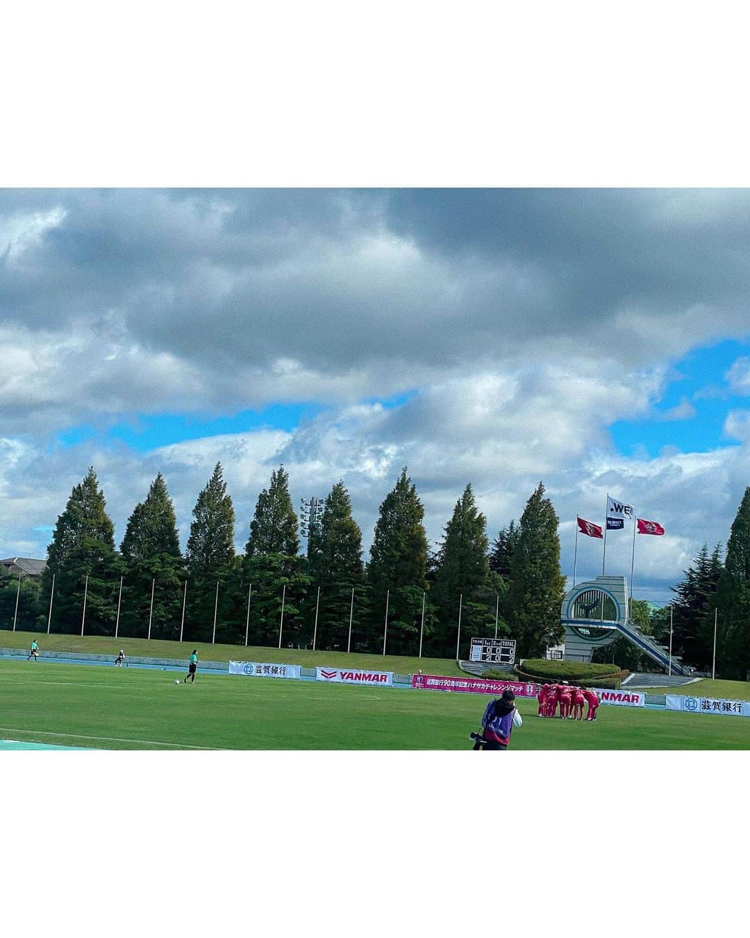 池田愛恵里さんのインスタグラム写真 - (池田愛恵里Instagram)「ハナサカチャレンジマッチin滋賀🌸地元滋賀県での開催ですごく楽しみにしていました！ いつもと違う環境での試合や、選手紹介、アナウンスだったので、とても新鮮でした！  朝10:00キックオフだったのですが、たくさんの方が駆けつけてくださり、ホームの雰囲気を作ってくれていて、とても温かい気持ちになりました☀️  試合後には滋賀出身の西中麻穂選手、前川美紀選手、北原朱夏選手にスタジアムインタビュー🎤 来月のWEリーグ開幕に向けて熱い抱負を語ってくれました！ 西中選手、大暴れしてくれるって言ってました😊！めっちゃ応援しないと！！ ほんとに期待してます！！ #セレッソ大阪ヤンマーレディース #ハナサカチャレンジマッチ . . . . そのあと長居に移動して、ヨドコウ桜スタジアムパブリックビューイングイベントへ🏟️⚽️ セレッソ大阪のサンフレッチェ広島戦を、集まっていただいた皆さんで応援しました！  サプライズゲストで渡邉りょう選手が来てくだり、試合中選手目線での解説や楽しいお話を、酒本アンバサダーと一緒にたくさんしてくれました！  とても協力的にイベントを盛り上げてくれて、しかもアウェイで戦ってる選手のたちのことを本当に応援しているのが伝わってきました！ もちろん試合後には、そこに自分がいない悔しさも含めていまの想いや、大阪ダービーに向けての抱負も語ってくれて、サポーターのみなさんからも拍手が👏  来週はホームで大阪ダービー！ 絶対負けられないです！  昨日は朝からセレッソな一日でしたが、どちらも参加してくださった方たちもいて、感謝です！ 寒い中ありがとうございました！ #セレッソ大阪 #ヨドコウ桜スタジアム」10月22日 18時16分 - ikeda_aeri