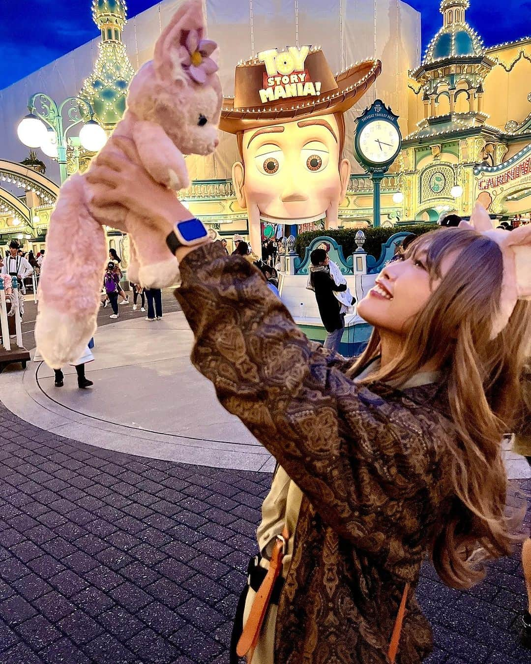 DJ YURINAのインスタグラム：「夢が崩れた瞬間🫣 take3  #待ち時間のせいじゃない #halloween #disney #disneysea #ディズニーハロウィン #ハロウィン #ハロウィン #ハロウィンコスプレ #美女と野獣 #ベル #dreamofsea #ディズニーシー #djの日常　#djyurina #dj #ダッフィ」