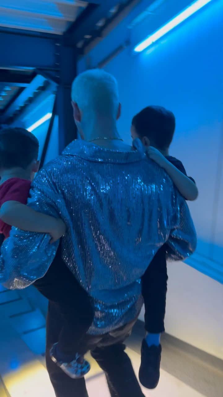 クリスティーナ・ミリアンのインスタグラム：「From the crowd~to the arms of Papa~fresh off the stage. 🥰  𝑎 𝑝𝑎𝑟𝑒𝑛𝑡𝑠 love 𝑖𝑠 limitless. Great show Bebe!」