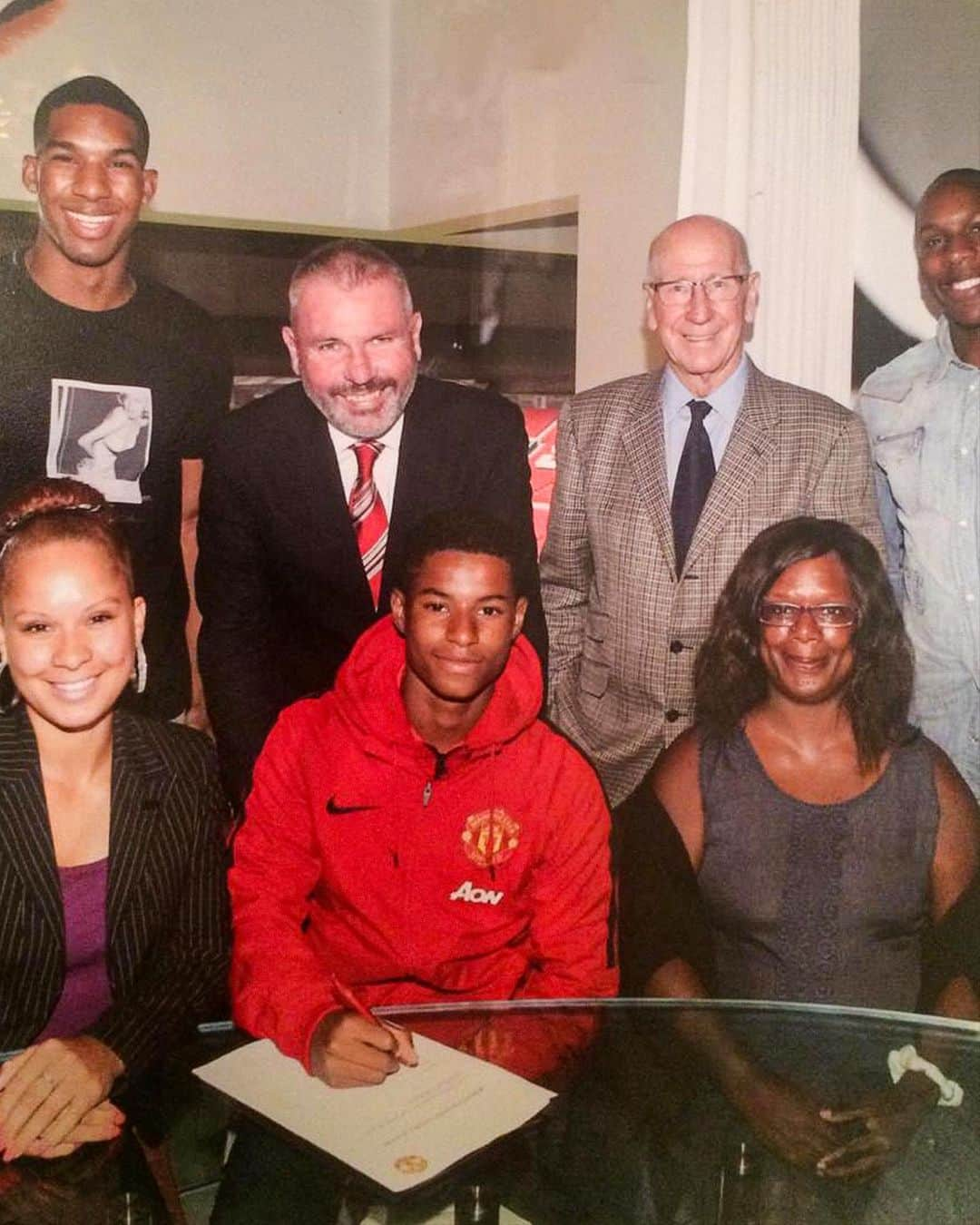 マーカス・ラッシュフォードのインスタグラム：「I signed my first professional contract at Man Utd with Sir Bobby. Thank you for all the support and advice that you provided to me. That win was for you and your family ❤️」