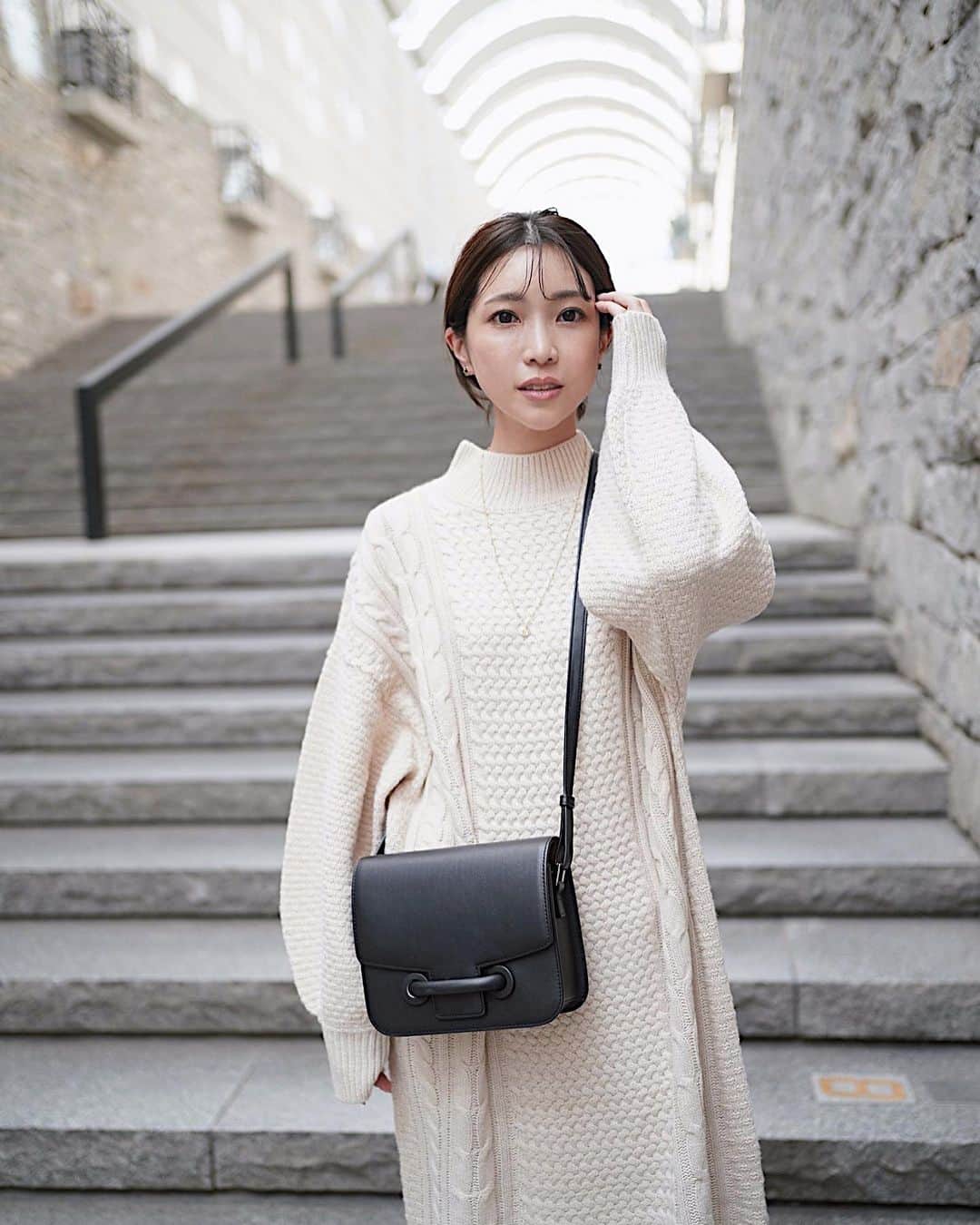 喜田彩子さんのインスタグラム写真 - (喜田彩子Instagram)「⁡ ⁡ 1枚で楽ちん暖かい大好きなニットワンピース💛🧡 3枚目とっても楽しそう 笑 ⁡ ⁡ ざっくりとした鹿の子編みと もこもこのケーブル編みのコンビ！！ ⁡ ボリューム感のある袖とハイネックデザインが 今年らしいシルエットで 裾にはサイドスリットが入っているので歩きやすさも◎  ⁡ ⁡ ONE PIECE... @fizz_zozotown  BAG... vasic SHOES... maisonvalentino  ⁡   ⁡ ⁡ #fizz #ワンピ #ニットワンピ #サイドスリット #fashion #outfit #ootd #coordinate #패션 #오오티디 #데일리룩 #코디스타그램 #악세사리 #오늘뭐입지 #좋아요 #156センチコーデ #sサイズコーデ #秋コーデ #秋冬コーデ #シンプルコーデ #ファッション #コーディネート #コーデ #ワンピースコーデ #ワンピースコーデ」10月22日 18時16分 - ayacokida